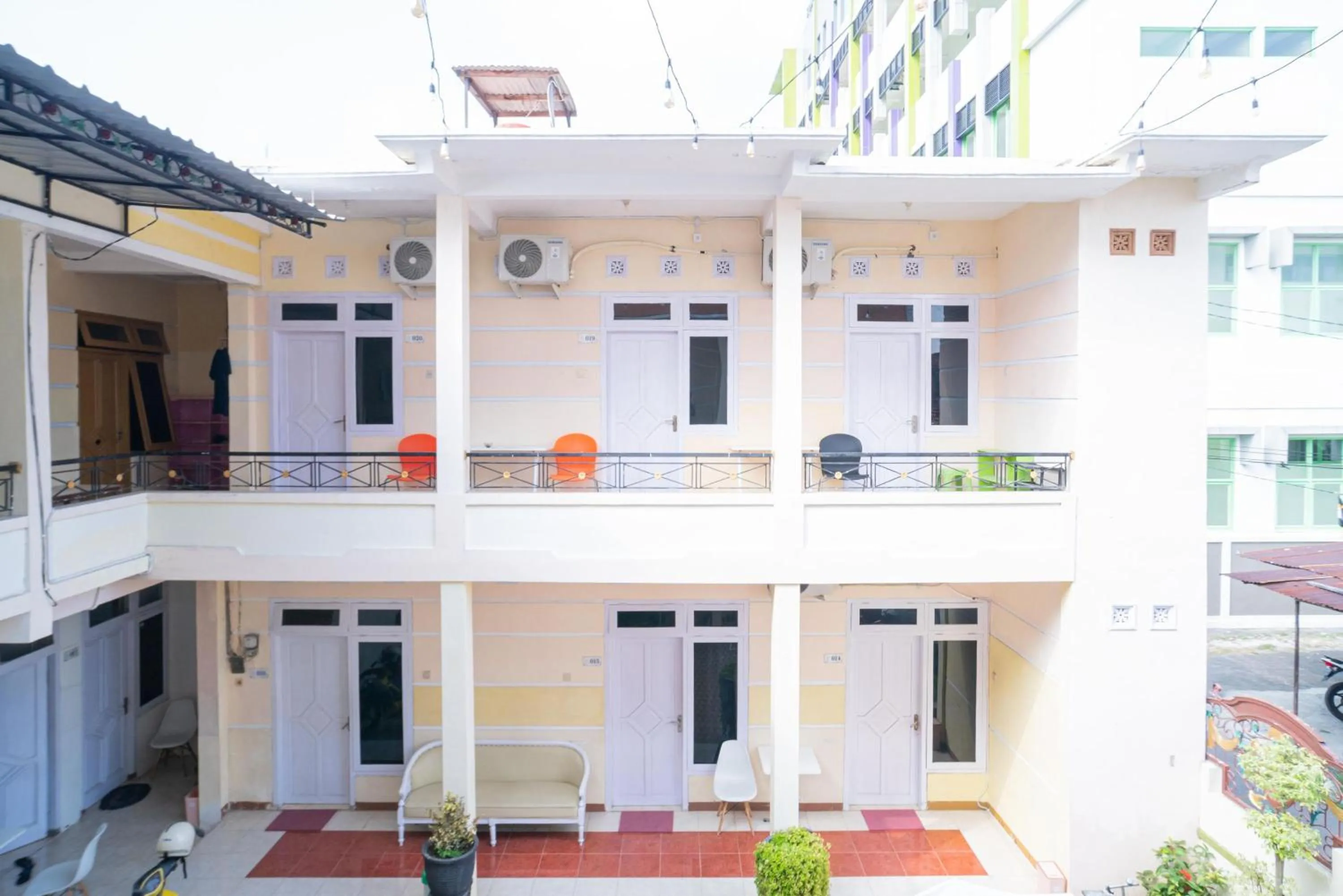 Property building in RedDoorz Syariah at Aura Homestay