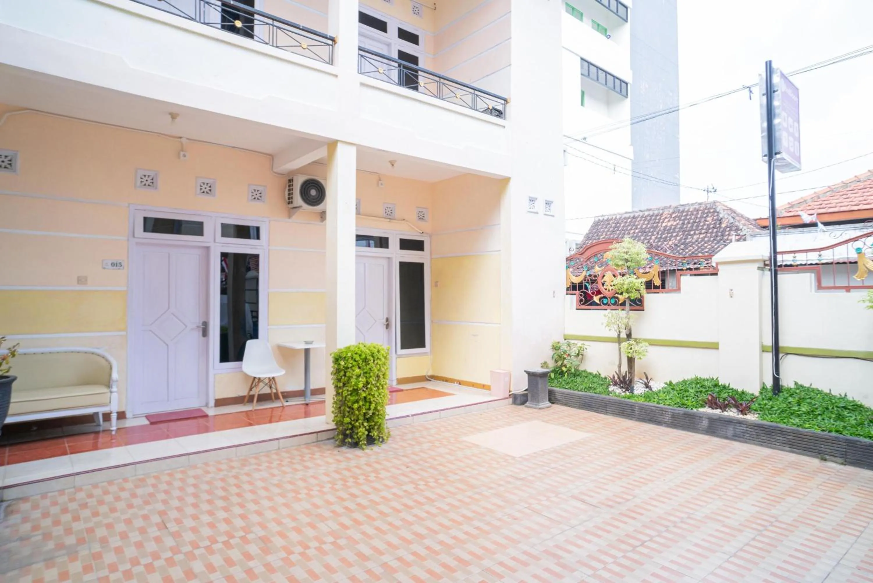 Property building in RedDoorz Syariah at Aura Homestay