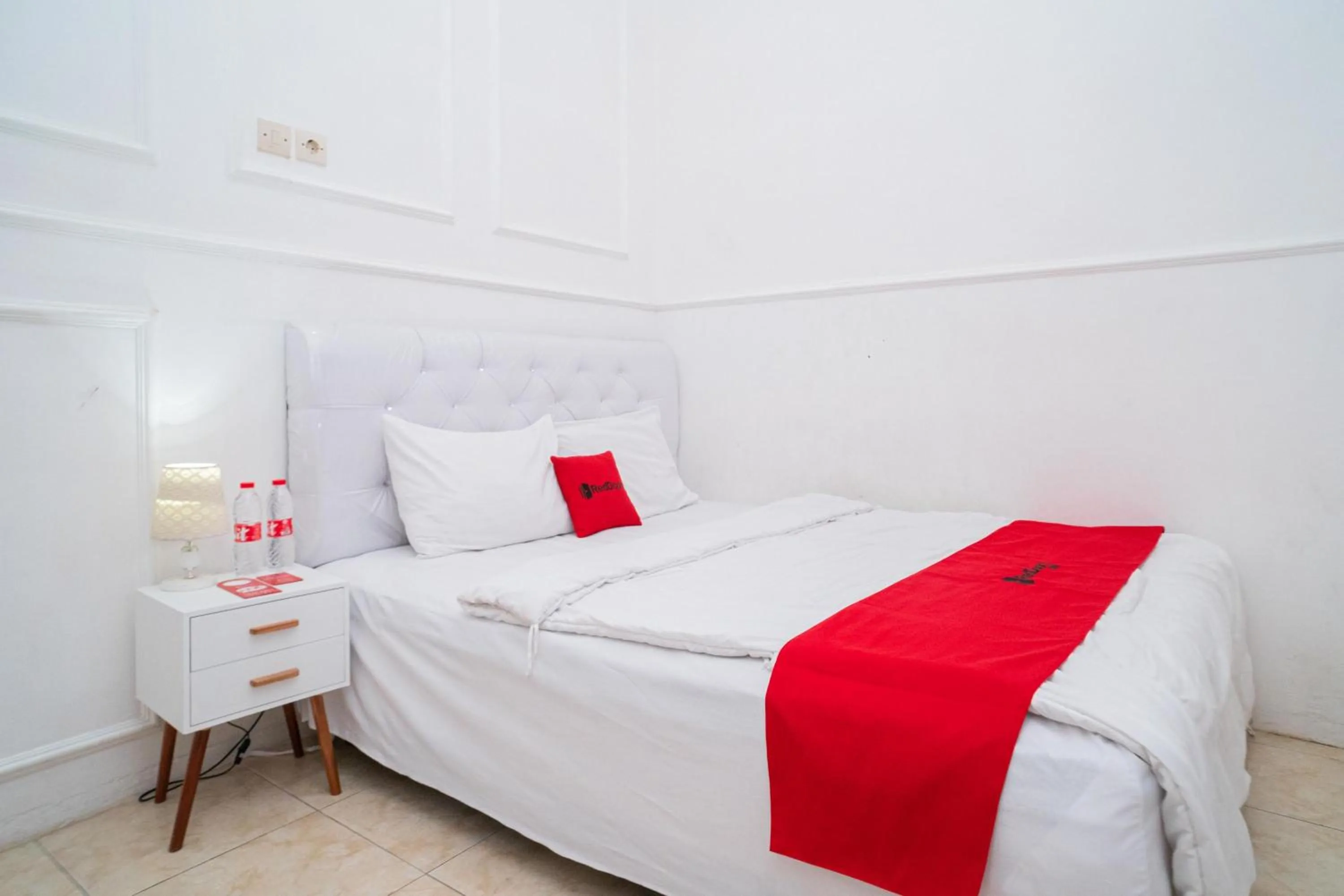 Bedroom, Bed in RedDoorz Syariah at Aura Homestay