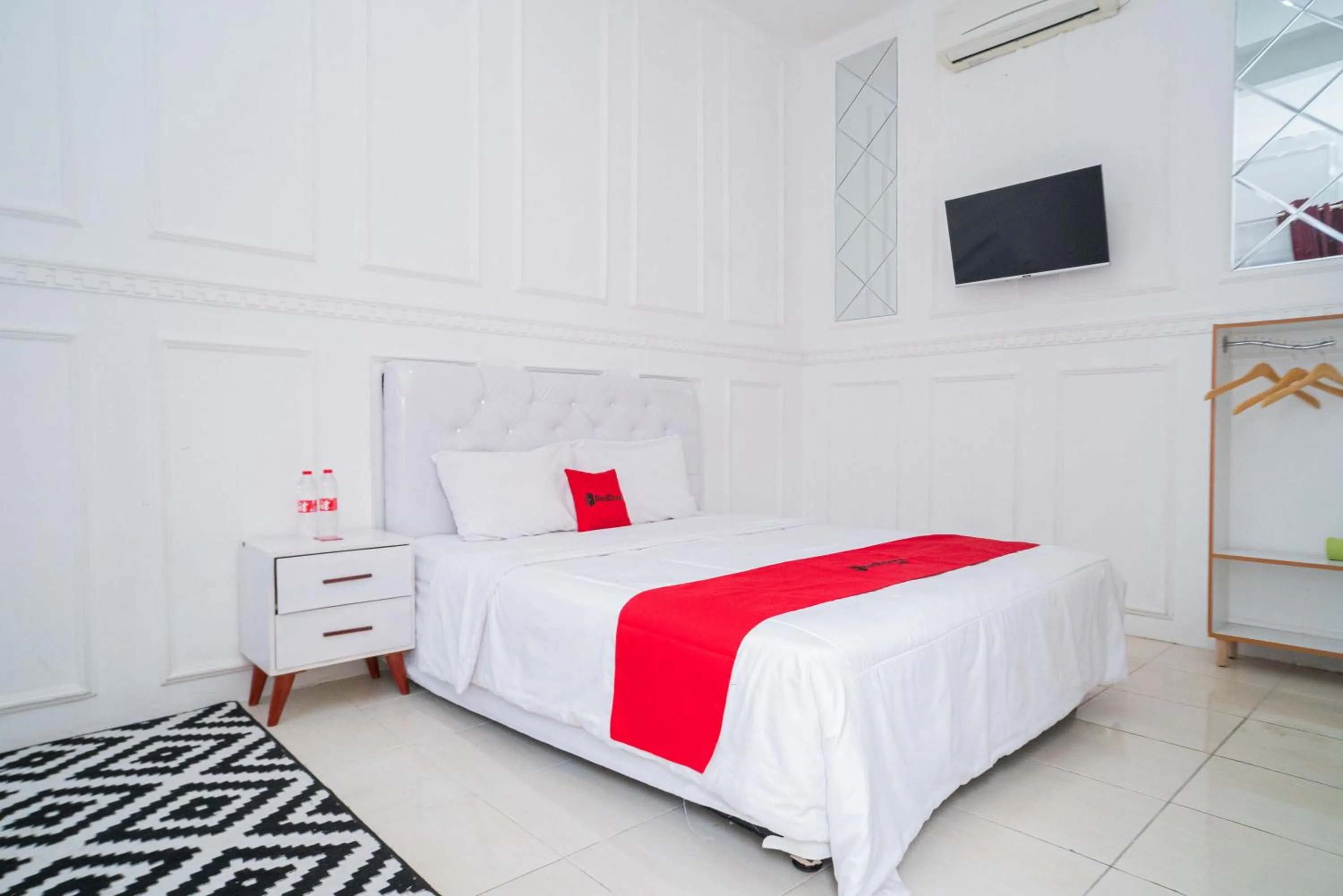 Bedroom, Bed in RedDoorz Syariah at Aura Homestay