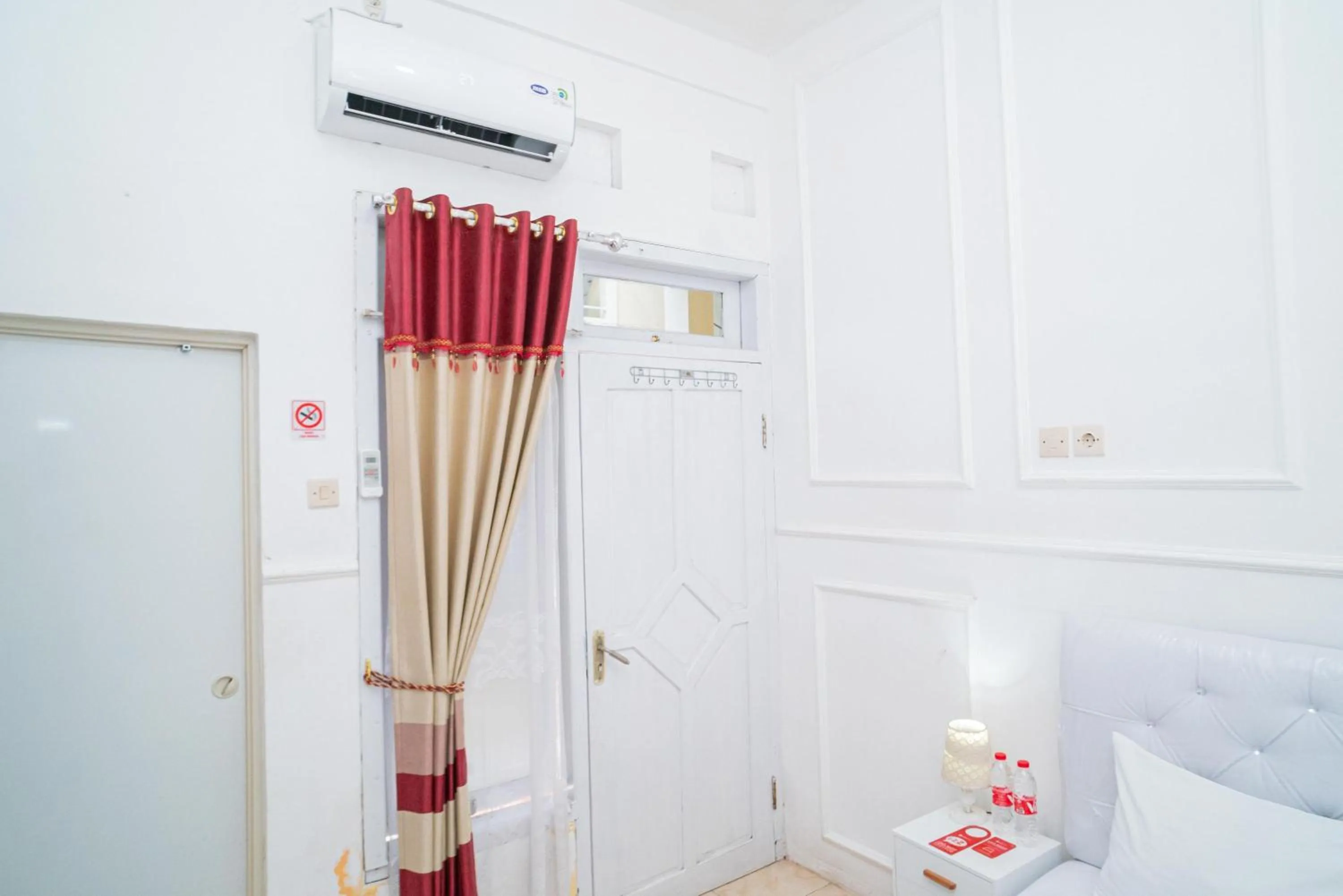 Bedroom, Bed in RedDoorz Syariah at Aura Homestay