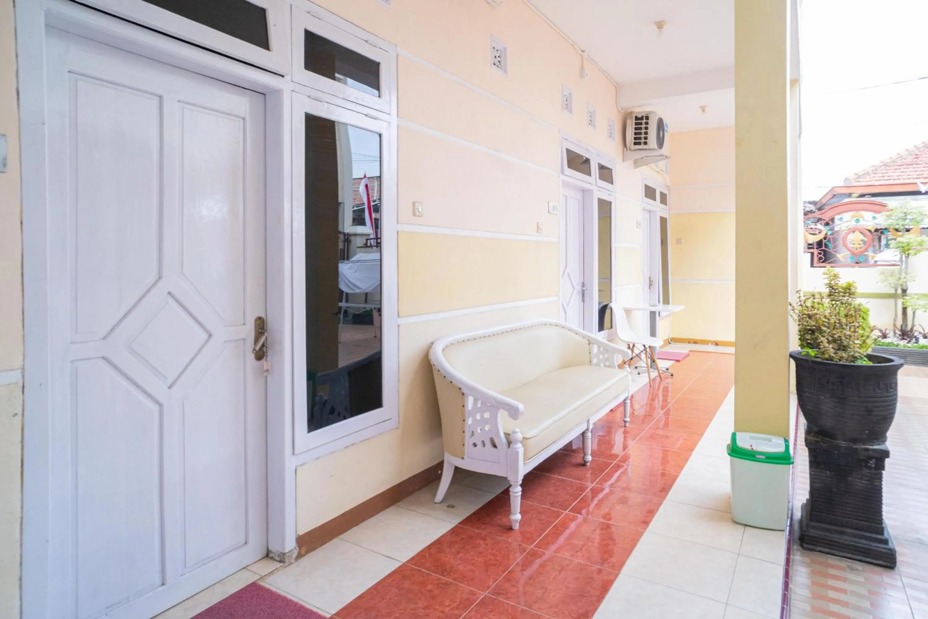 Balcony/Terrace, Bed in RedDoorz Syariah at Aura Homestay