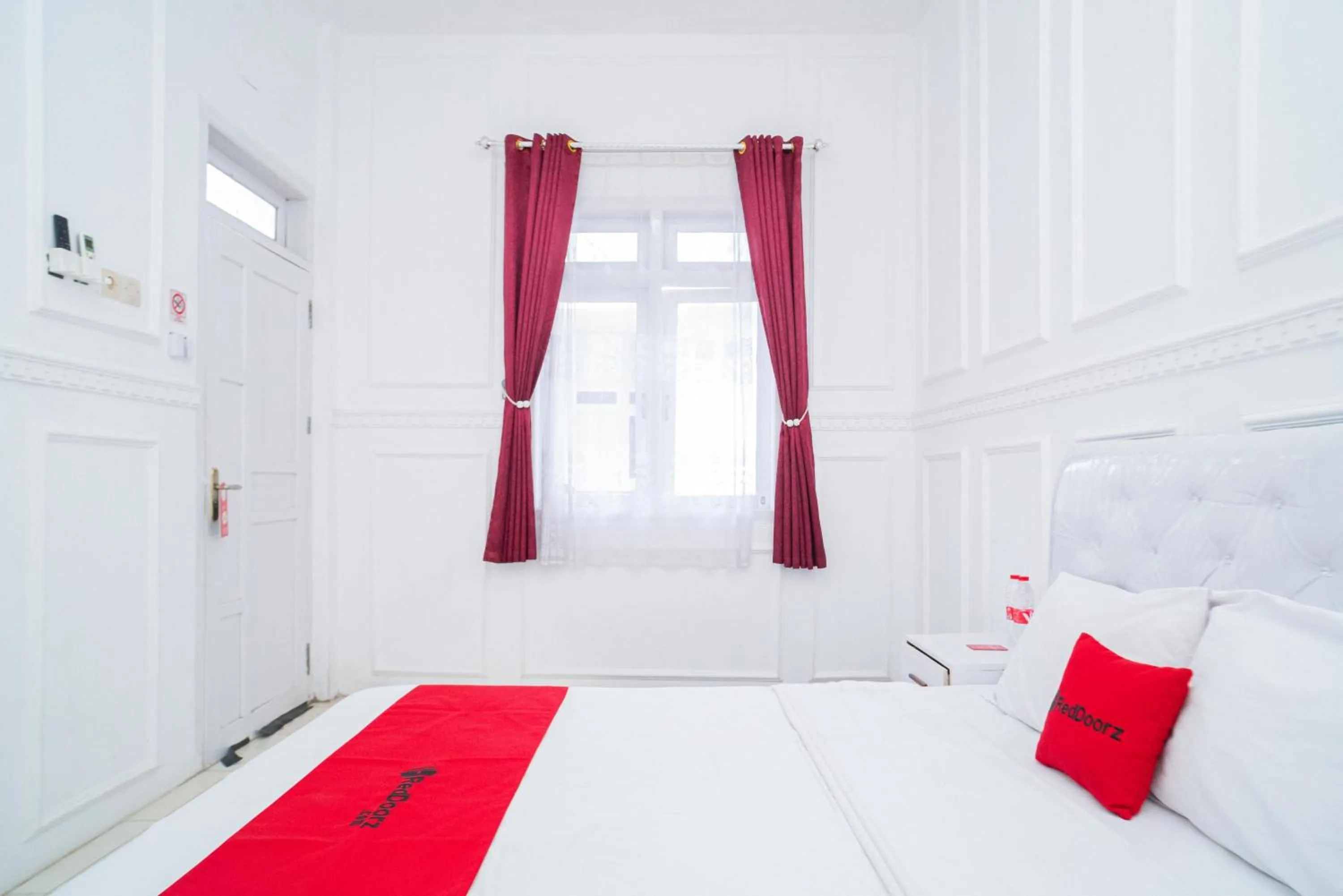Bedroom, Bed in RedDoorz Syariah at Aura Homestay
