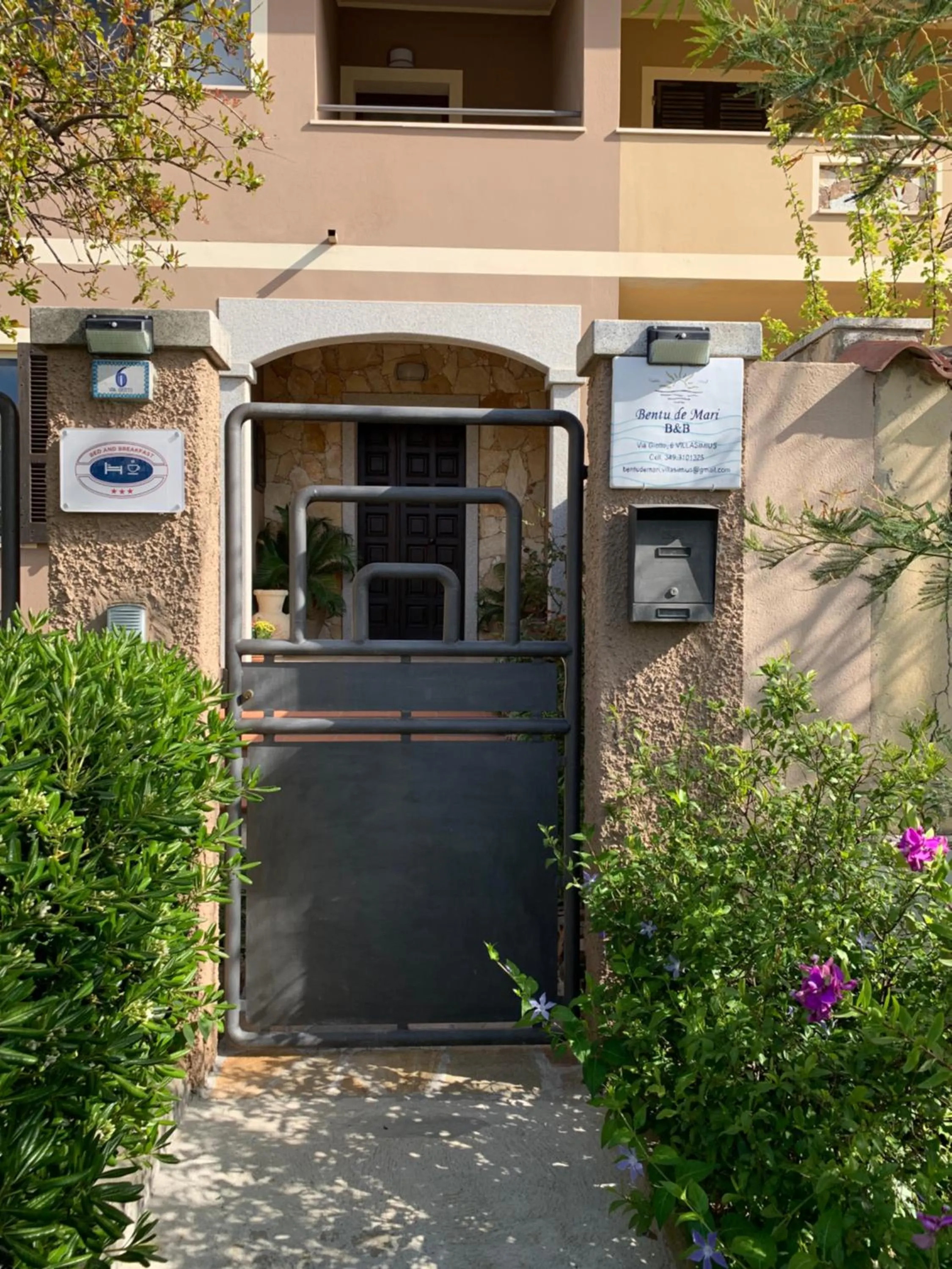 Facade/entrance in B&B Bentu de Mari