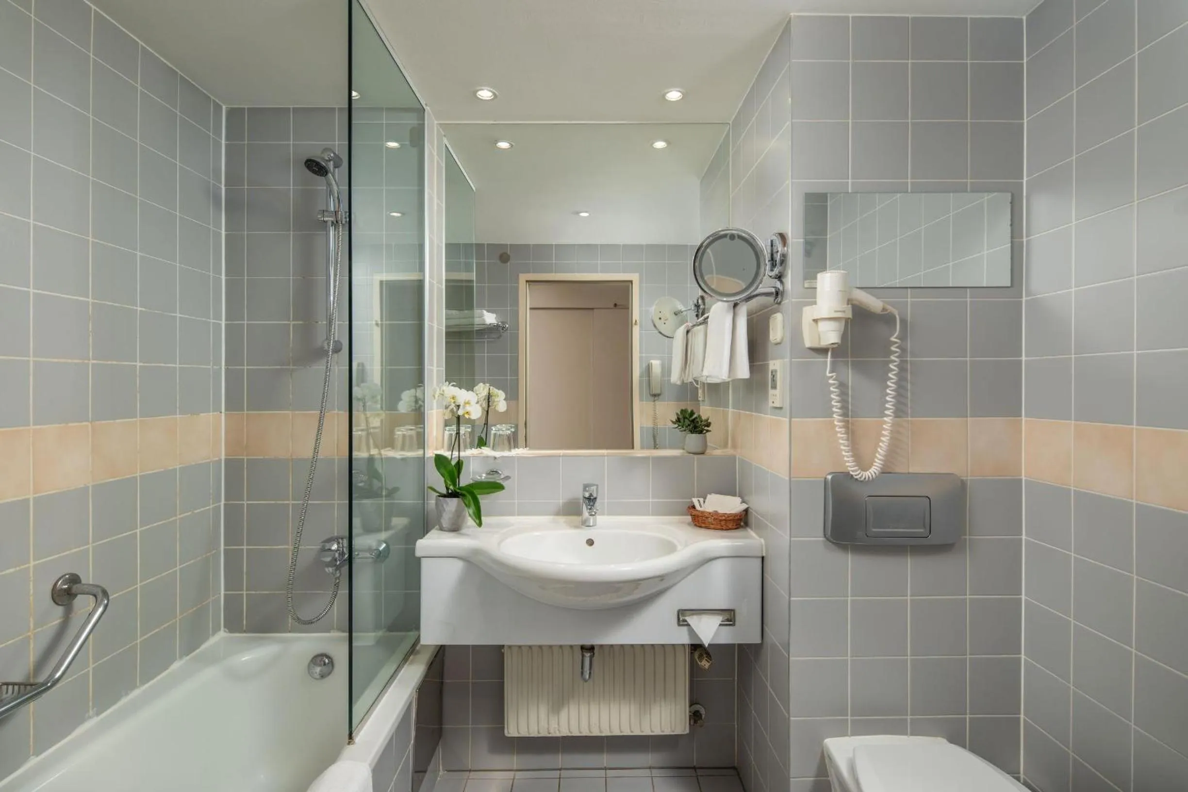 Shower in Verdi Budapest Aquincum