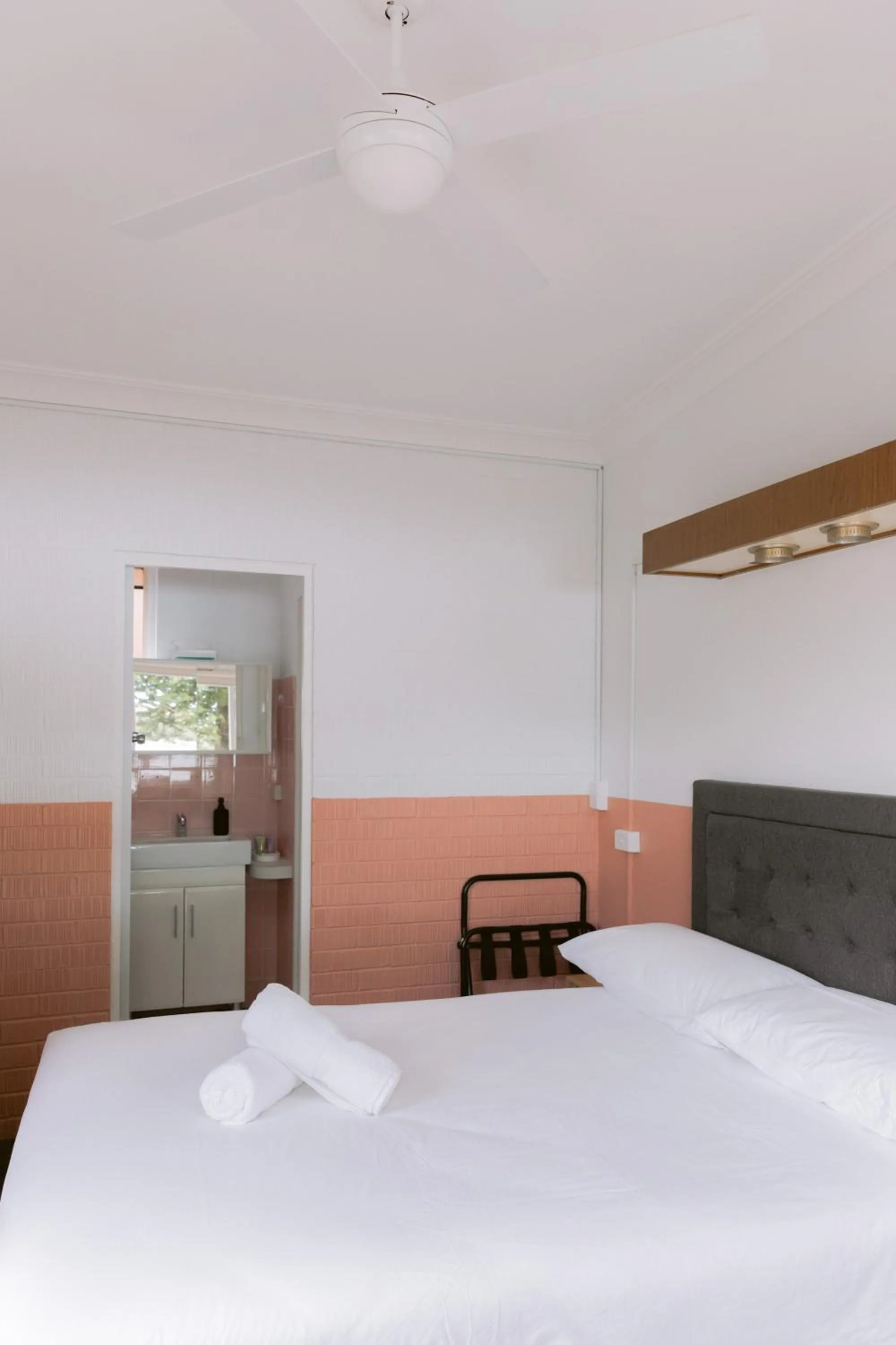 Bed in Black Swan Waterfront Motel