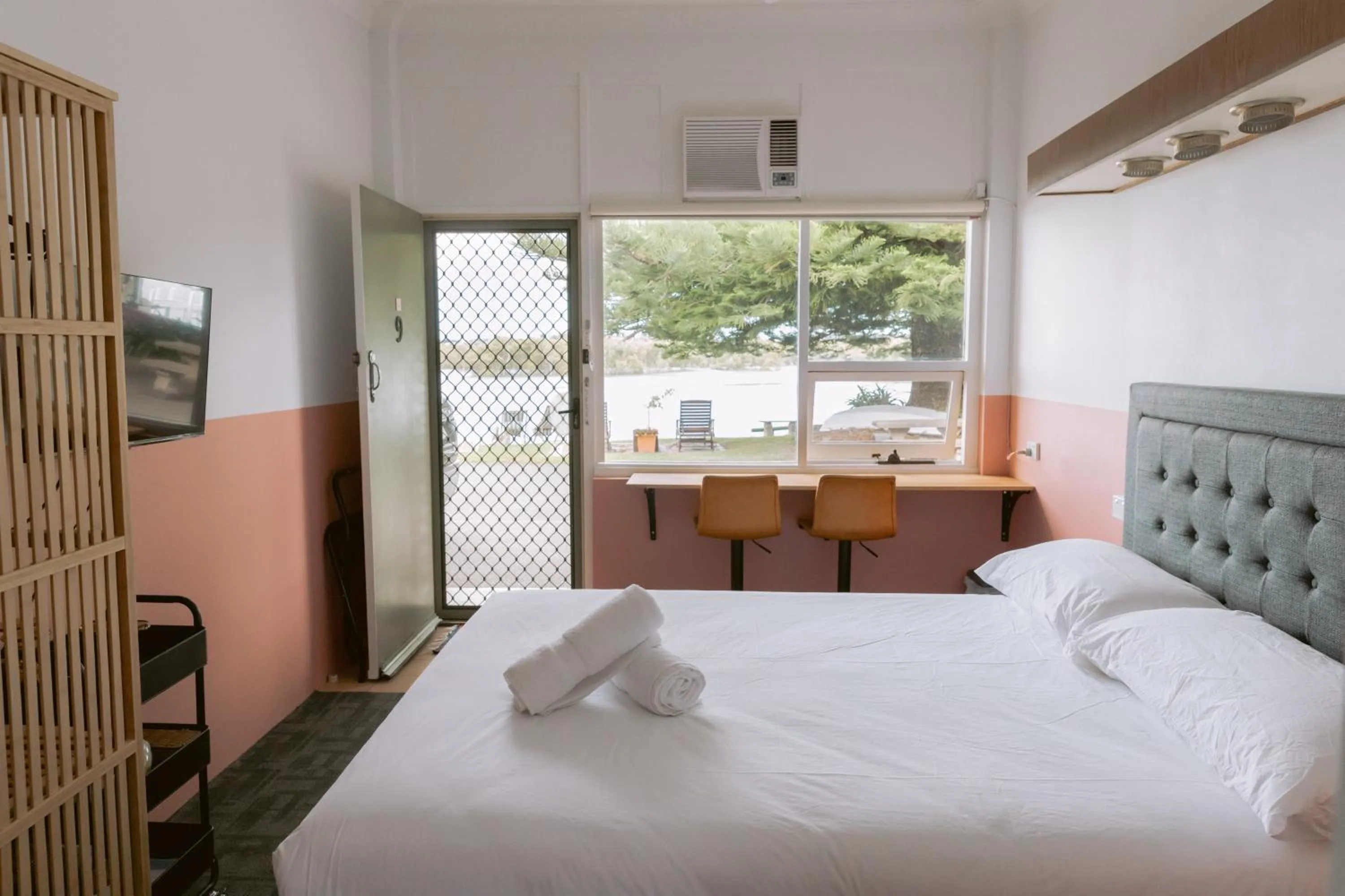 Bed in Black Swan Waterfront Motel