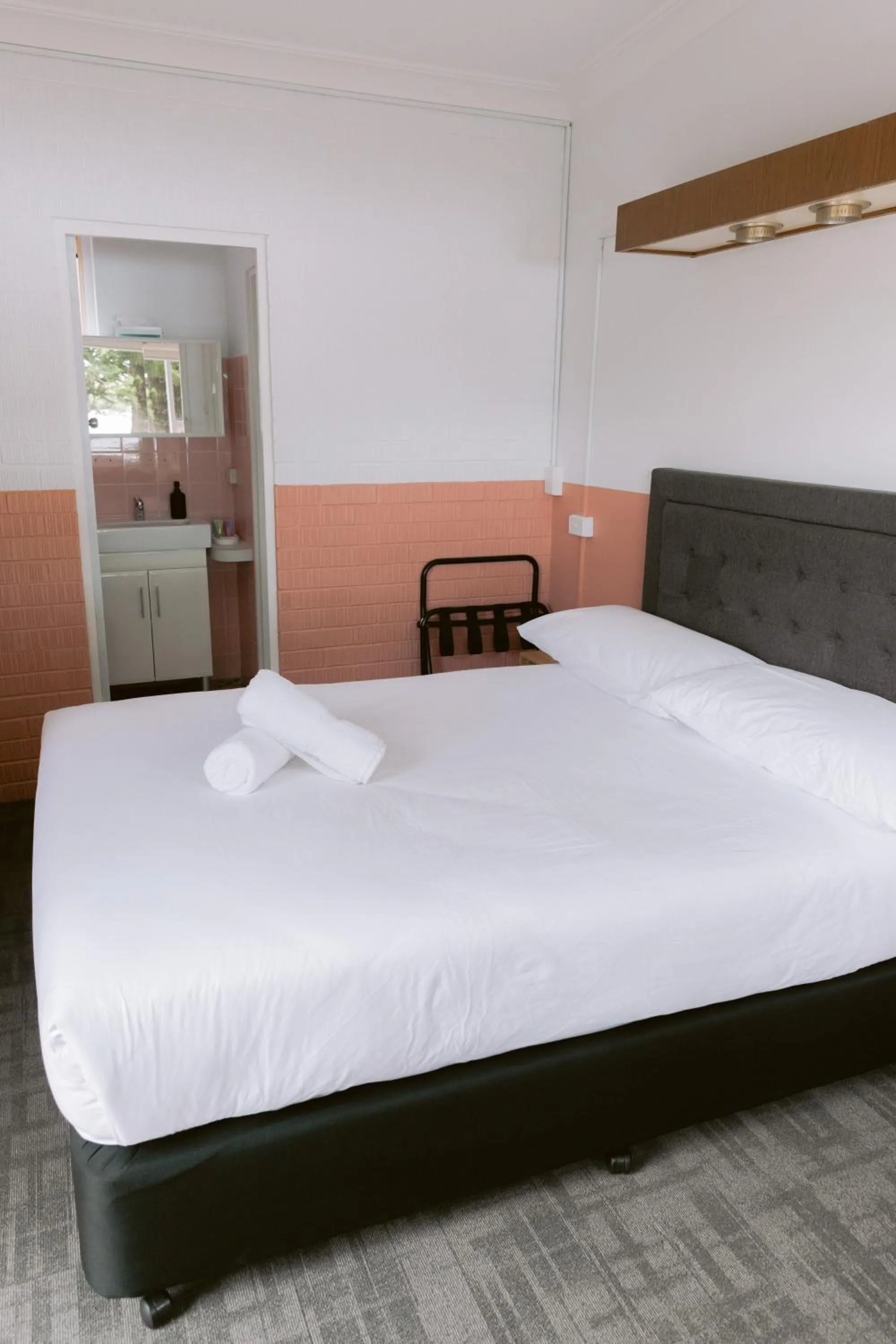 Bed in Black Swan Waterfront Motel