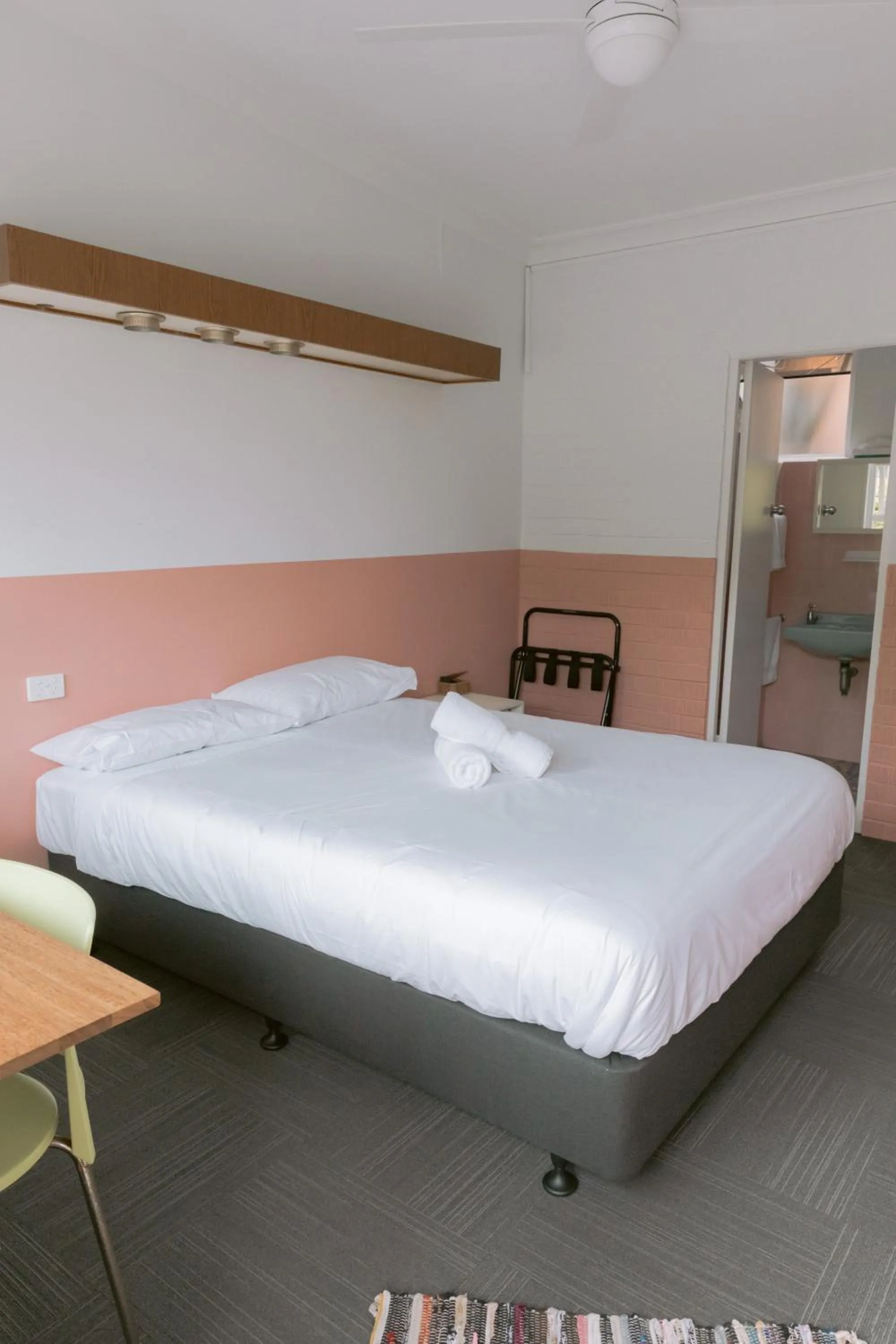 Bed in Black Swan Waterfront Motel