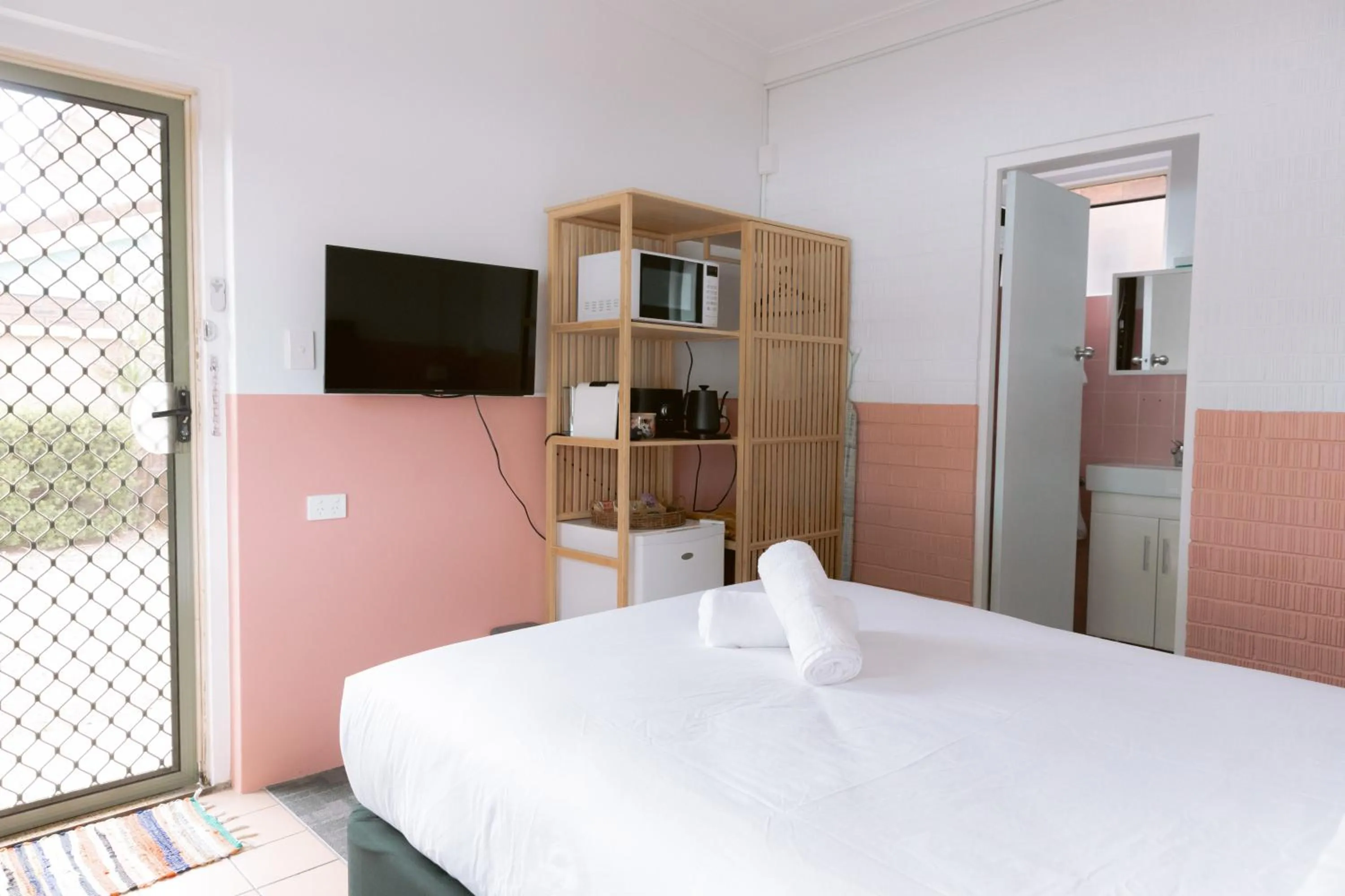 Bed in Black Swan Waterfront Motel