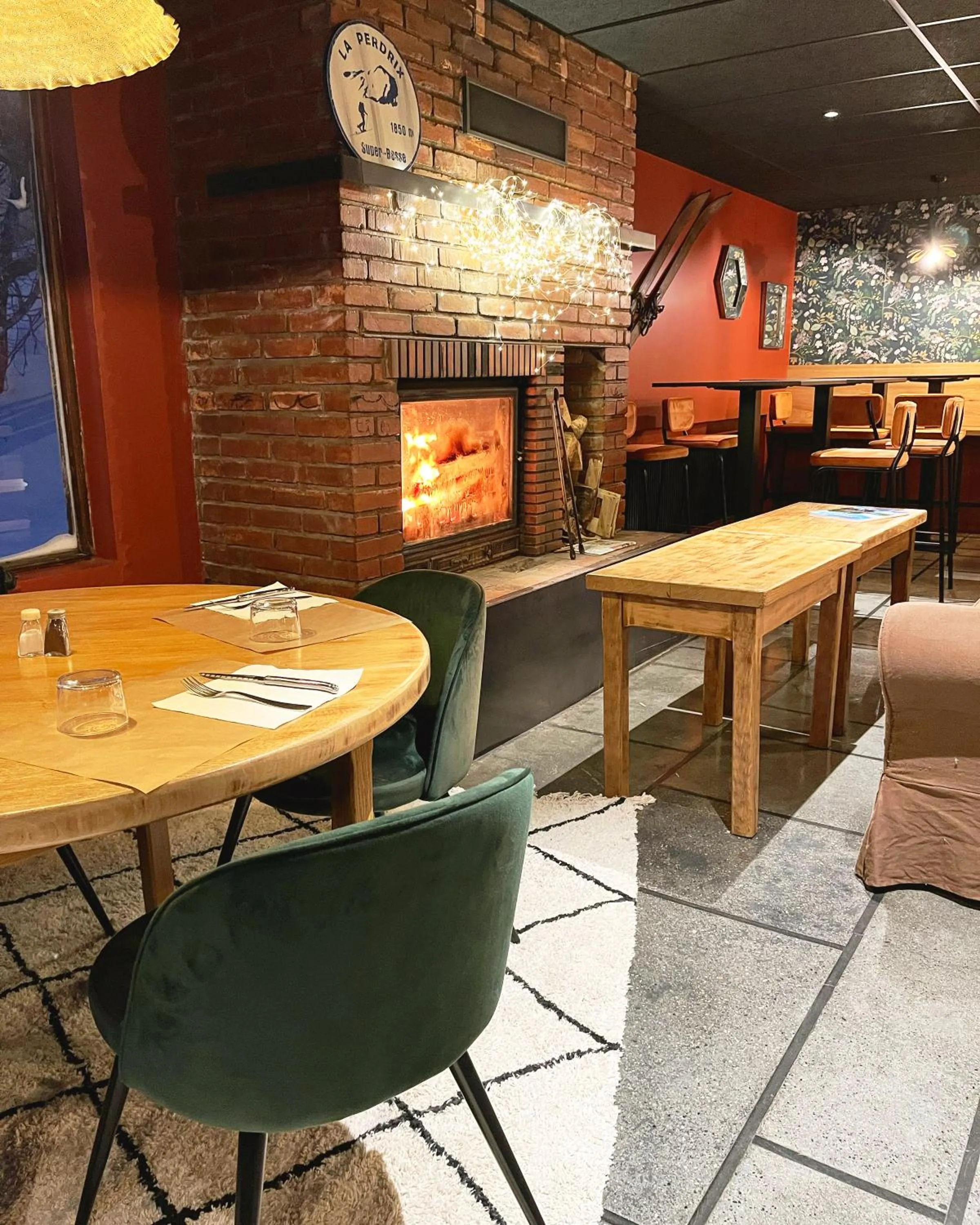 Restaurant/places to eat in Hotel Perdrix