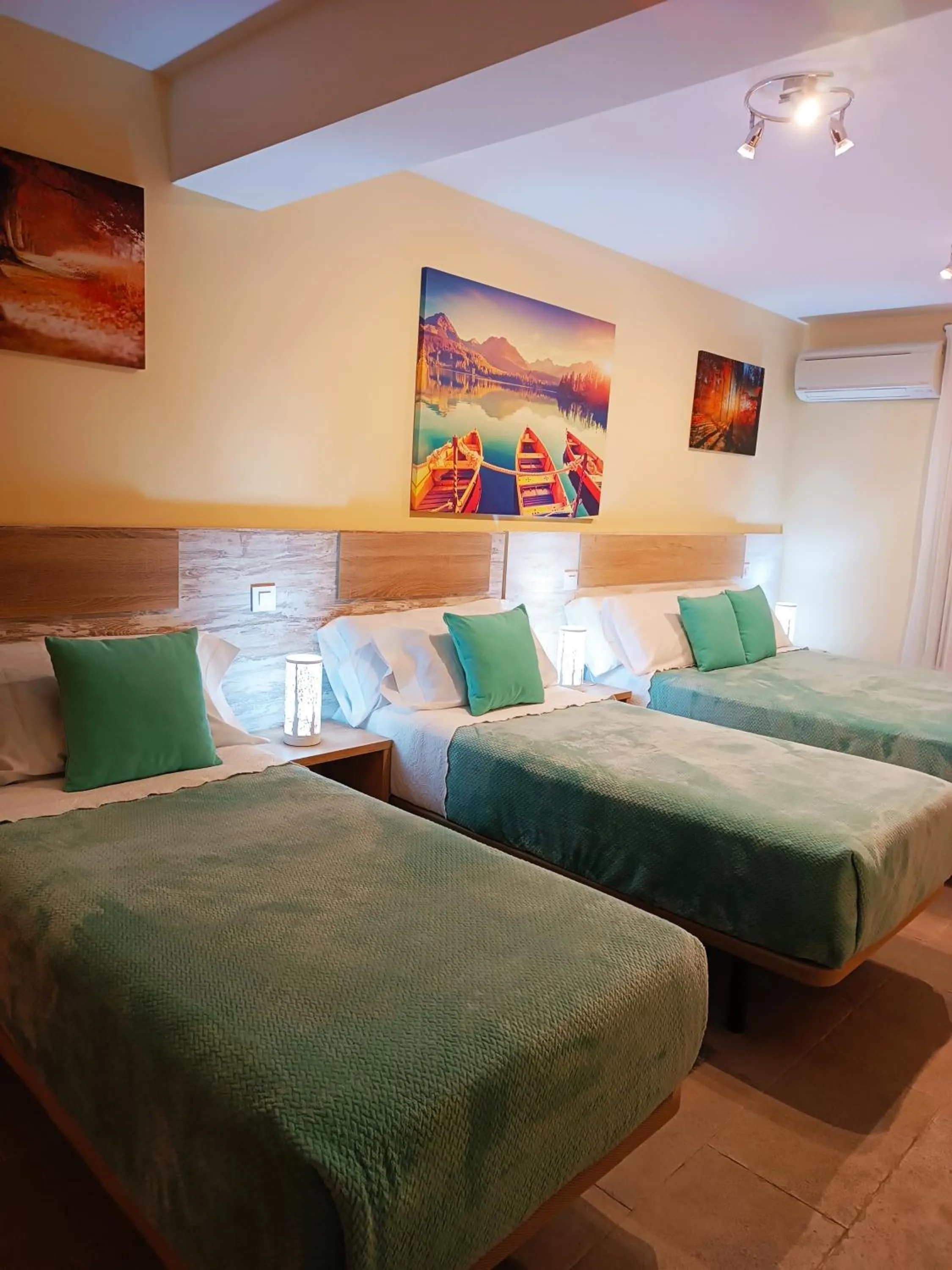 Classic Quadruple Room in Hotel Alma Rosa