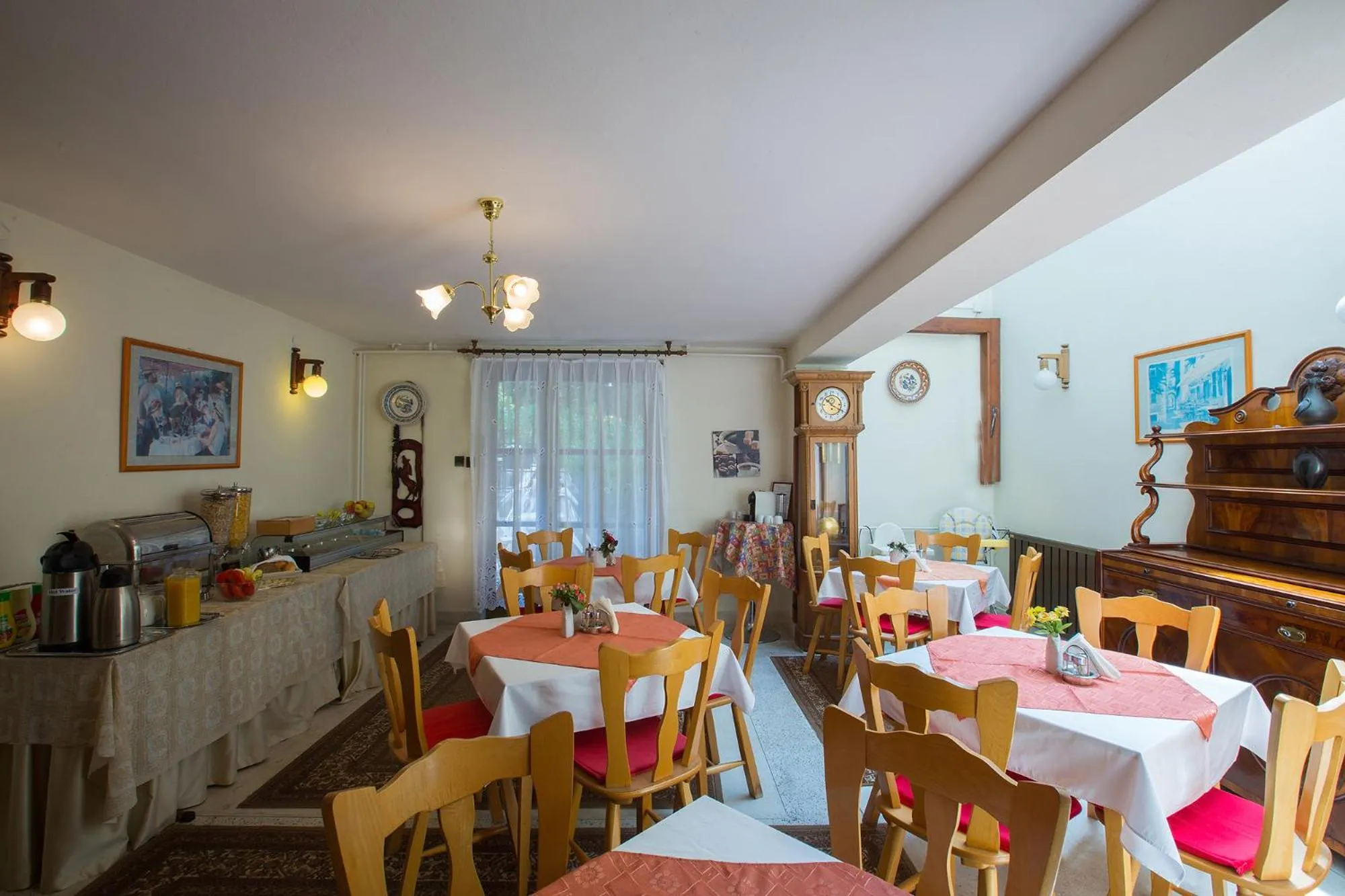 Restaurant/places to eat in HELIOS Hotel Apartments