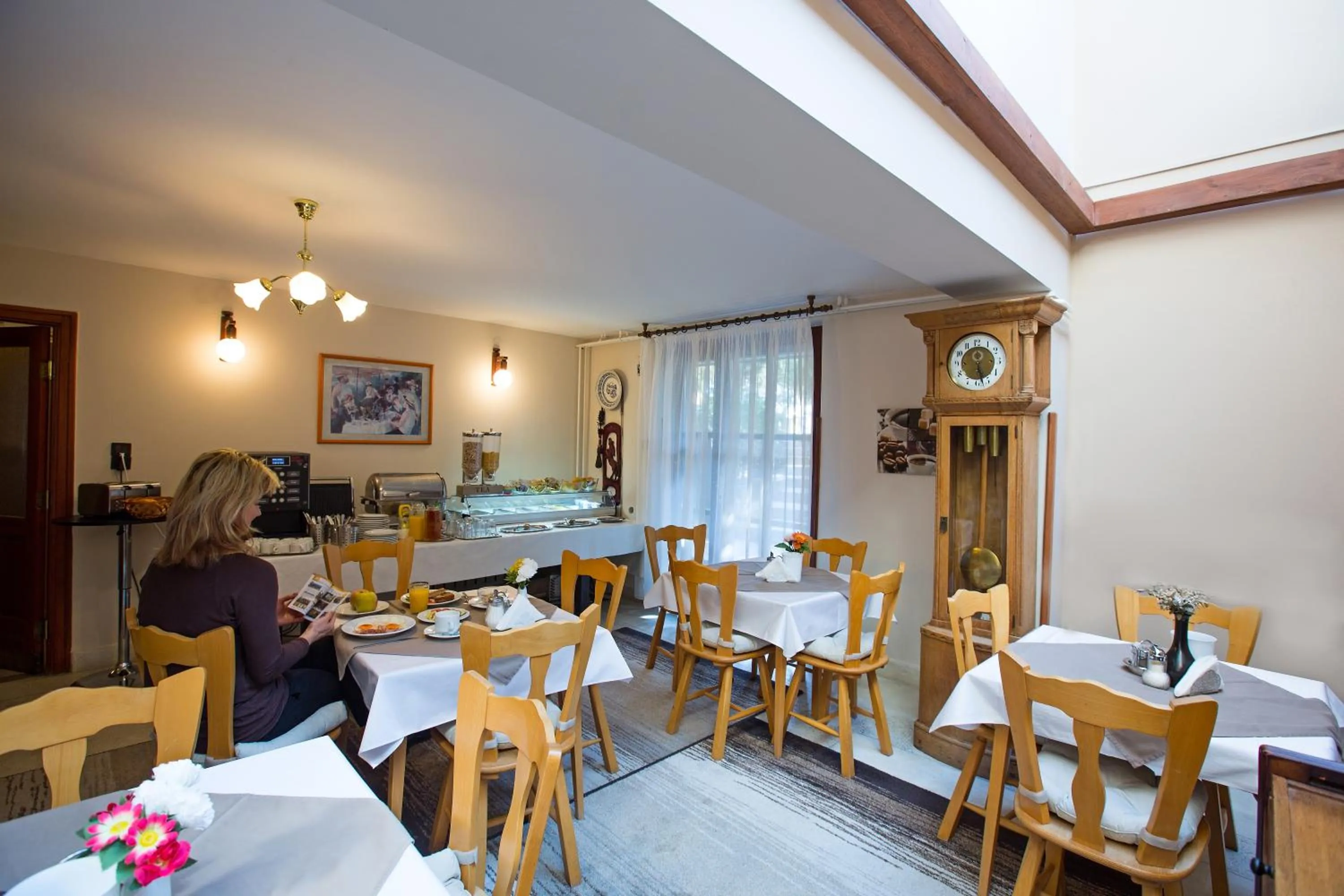 Restaurant/places to eat in HELIOS Hotel Apartments