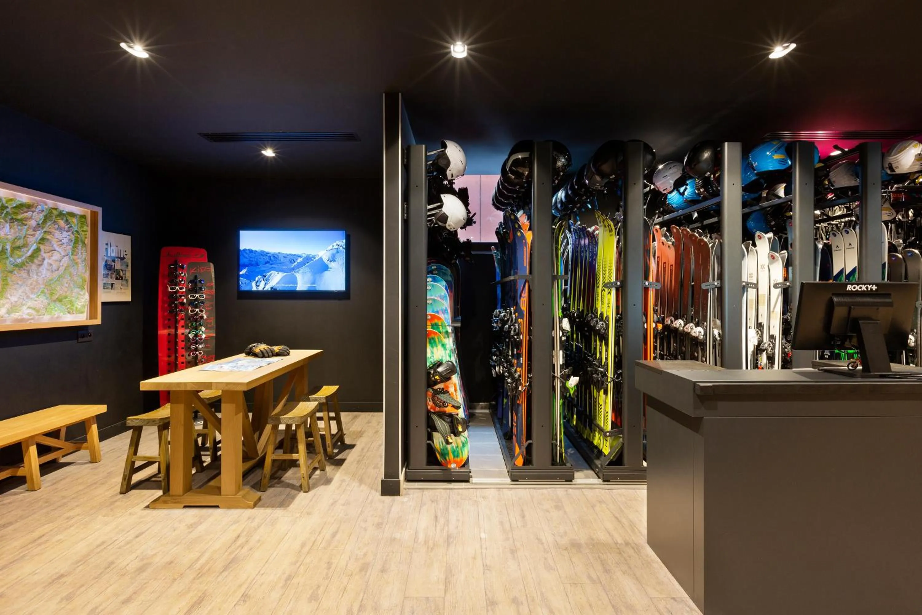 Skiing in RockyPop Flaine Appartements & Spa