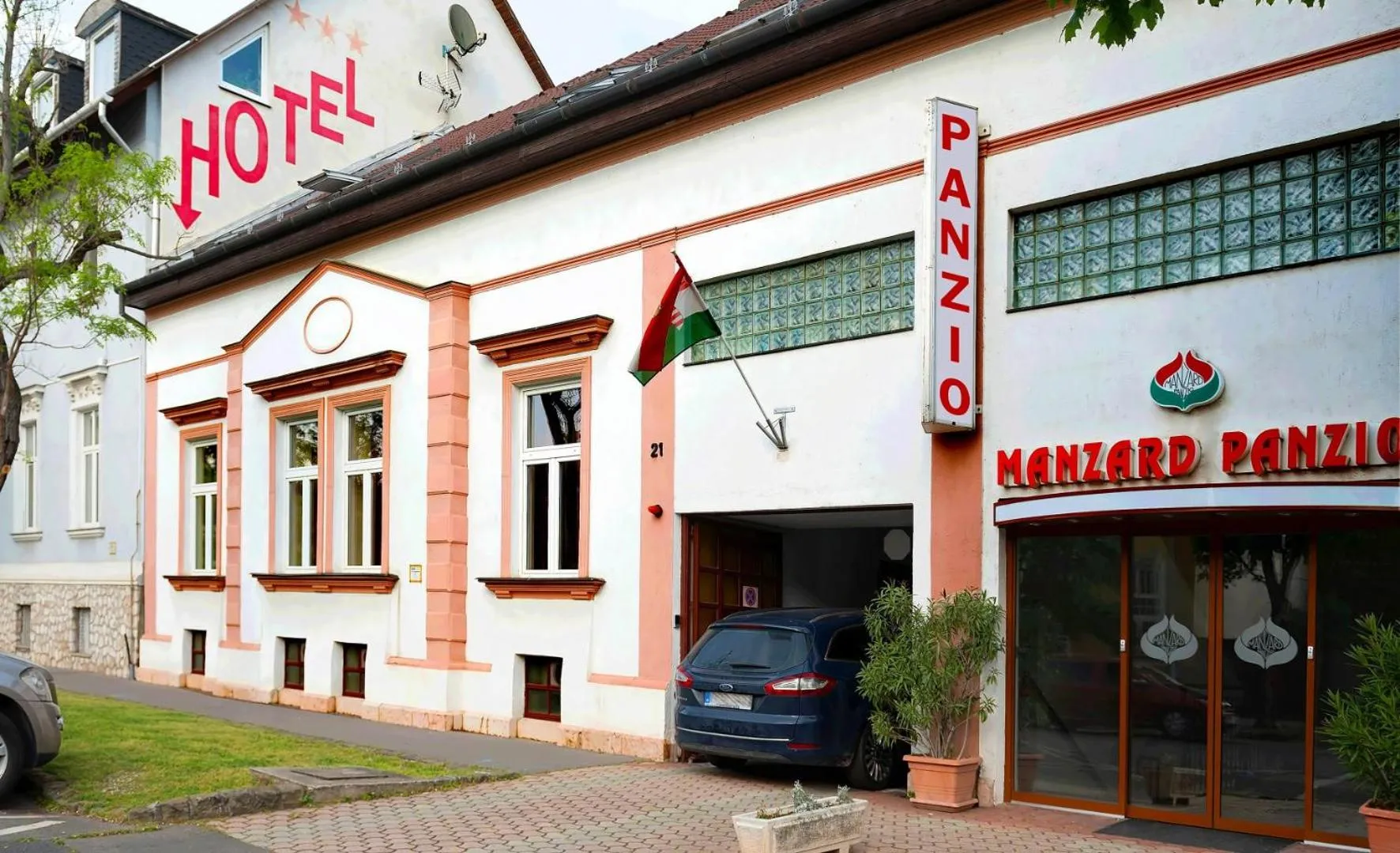 Property building in Hotel Manzard Panzio