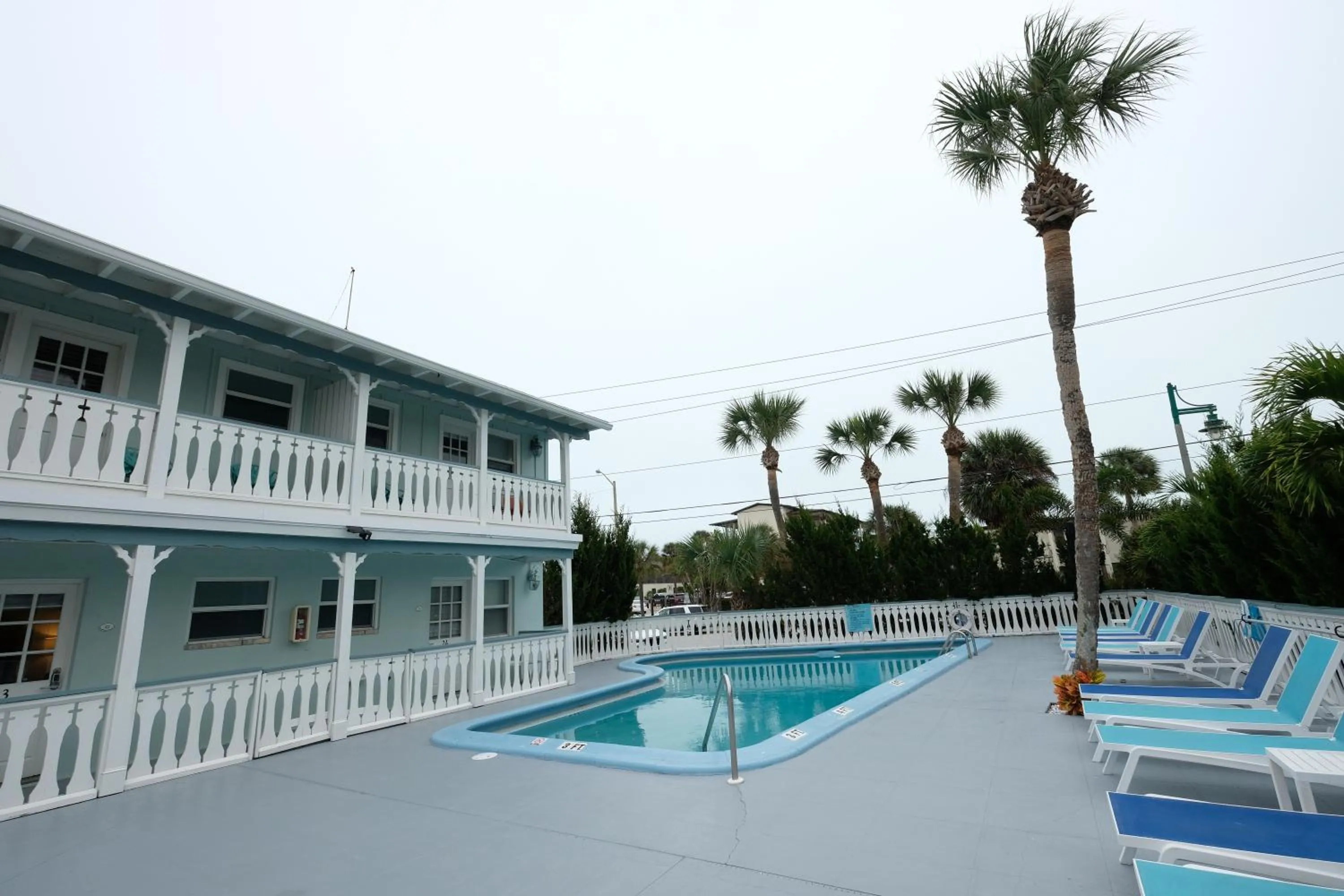 Pool view in The Islander Inn