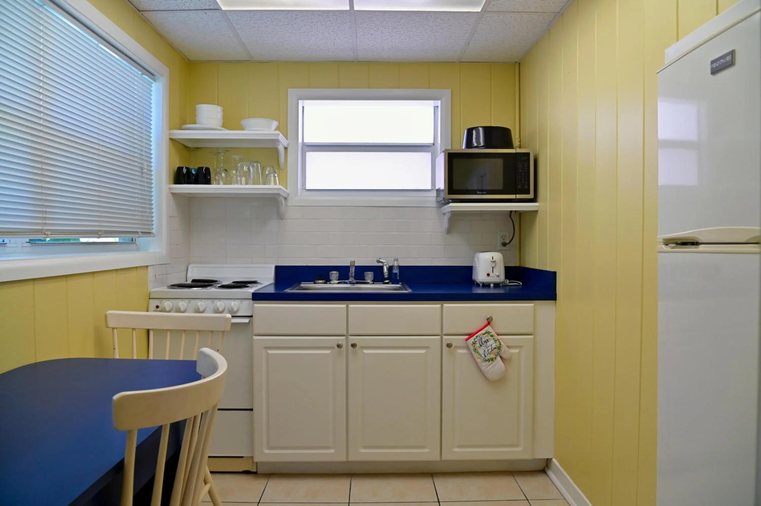 Kitchen or kitchenette in The Islander Inn