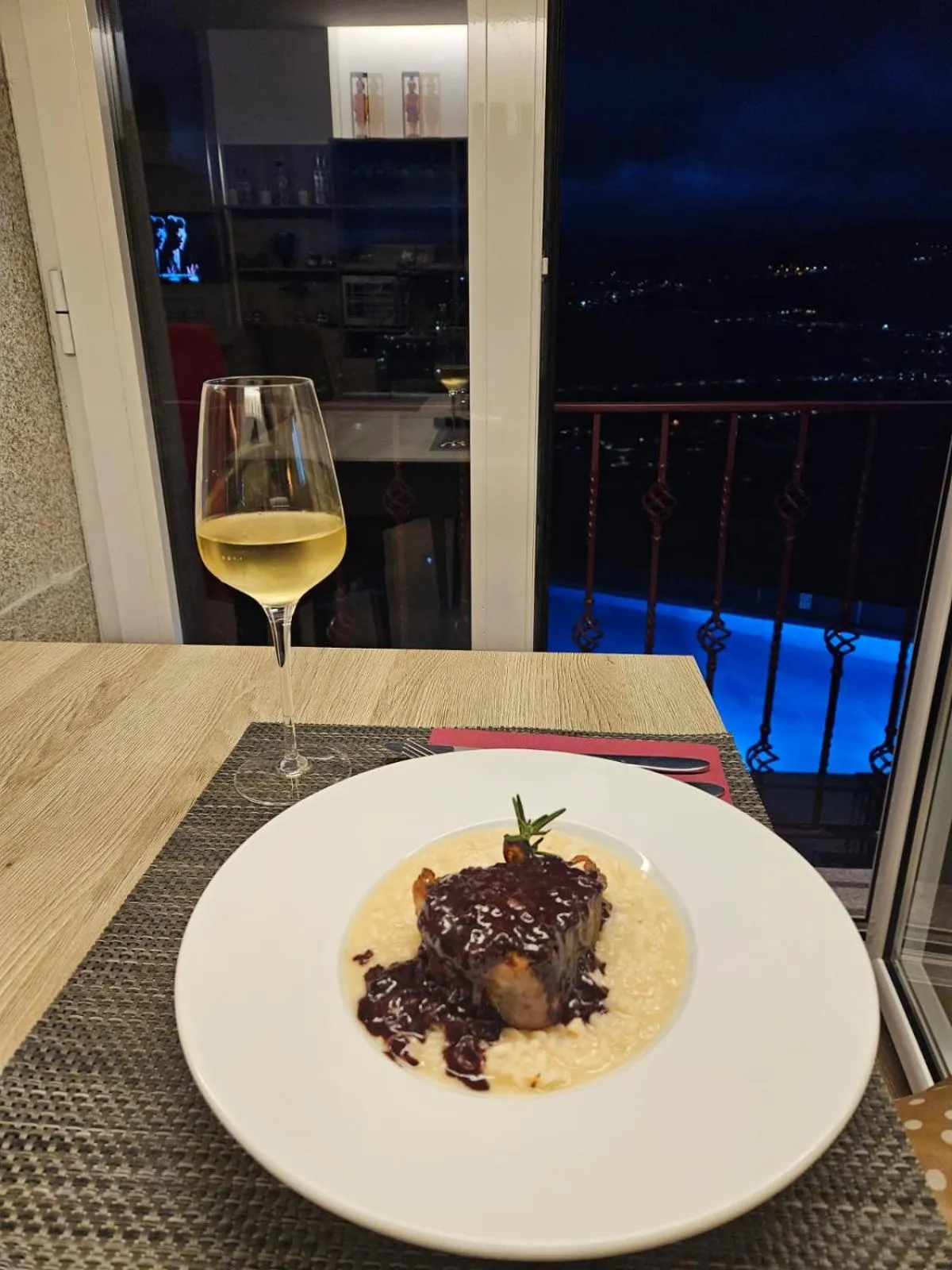 Restaurant/places to eat in Golden Mirror