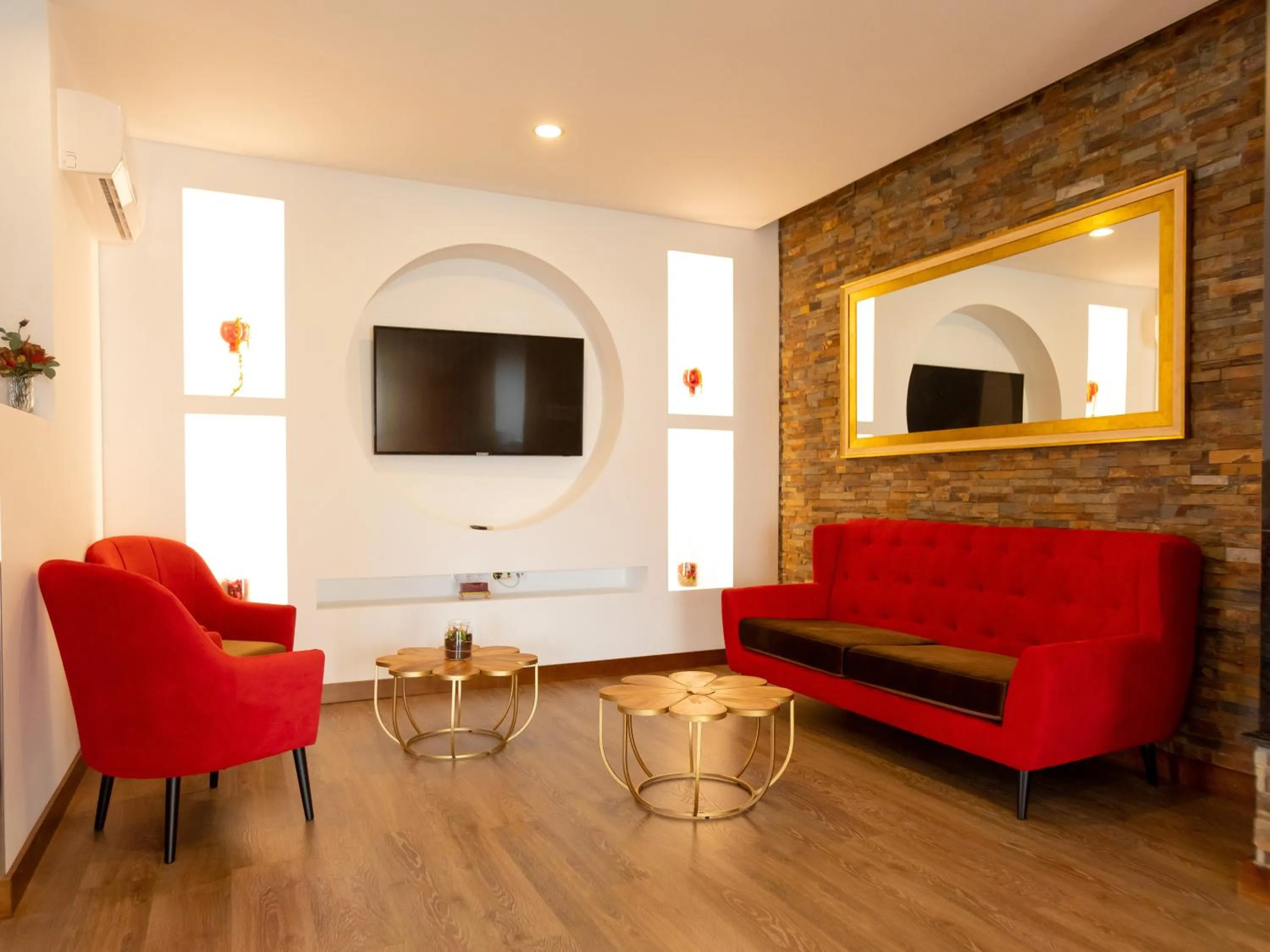 Communal lounge/ TV room in Golden Mirror