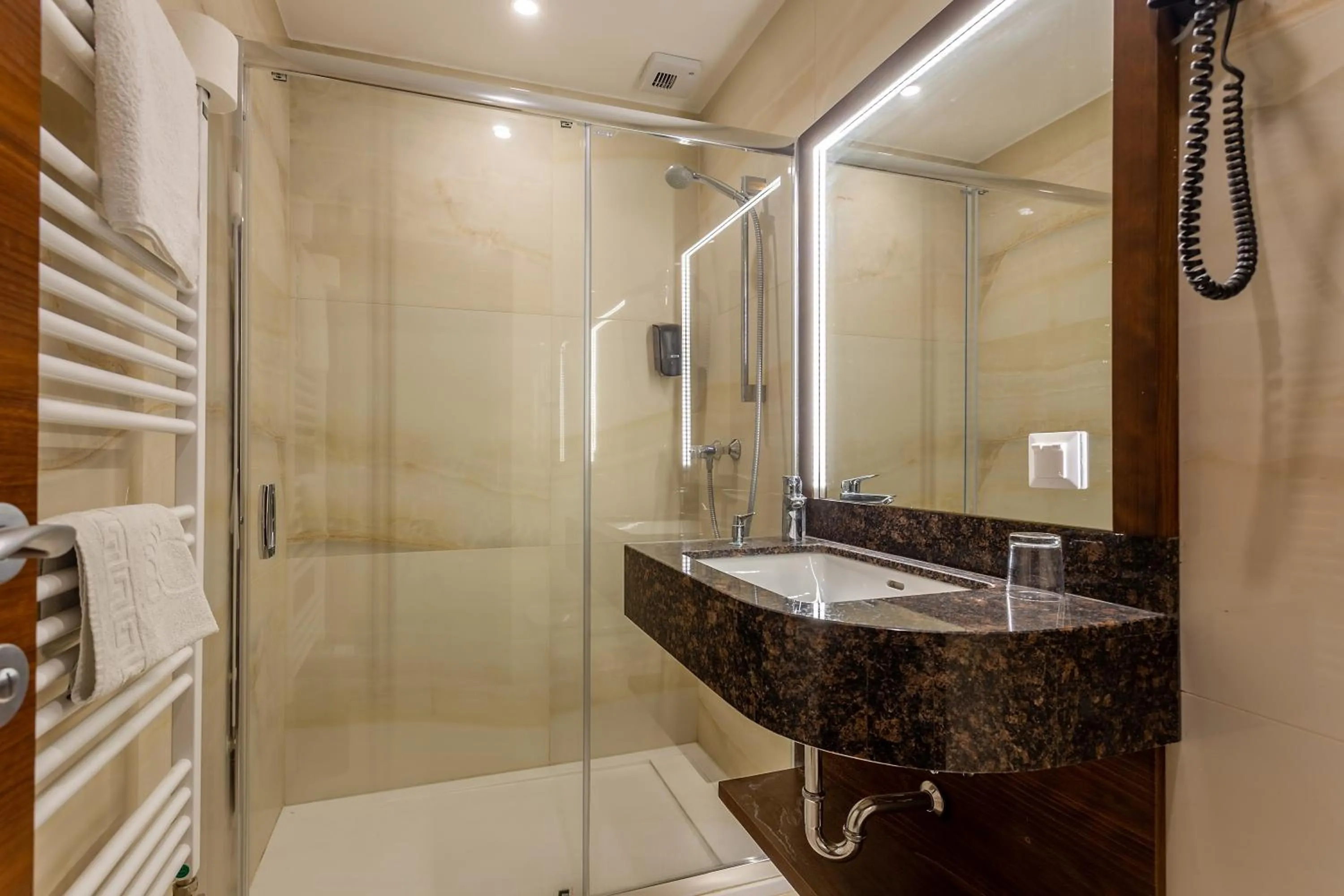 Shower in Szőnyi Garden Hotel Pest