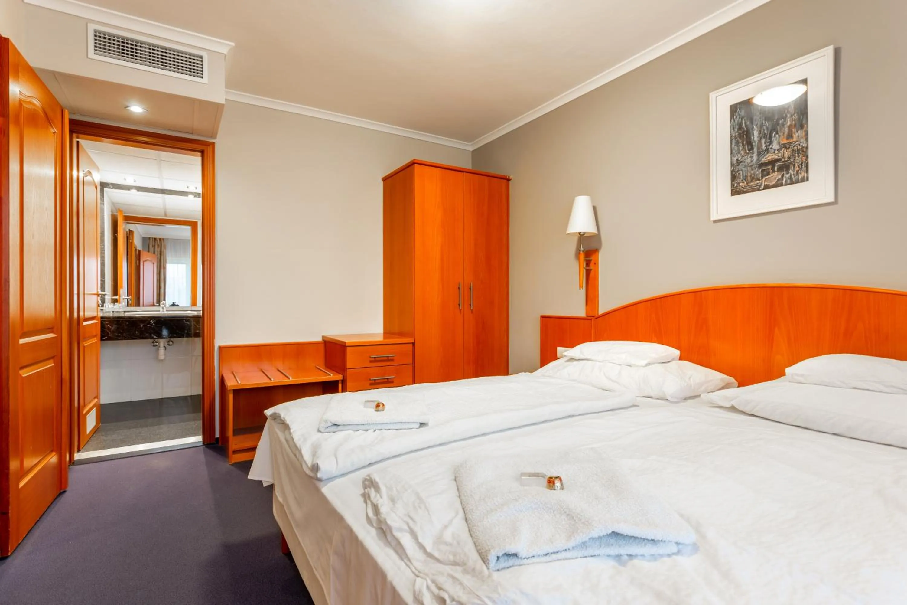 Bathroom, Bed in Szőnyi Garden Hotel Pest