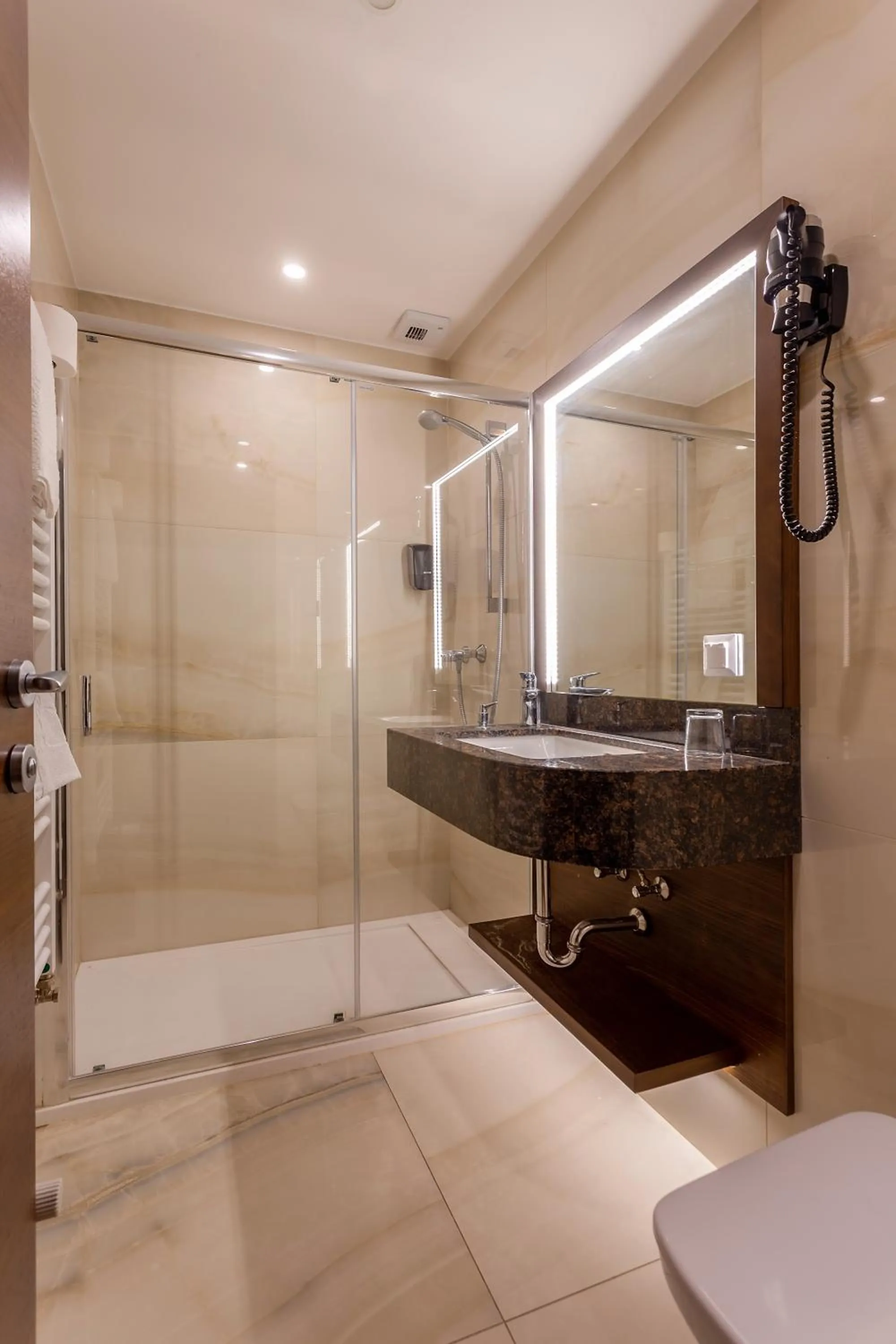 Shower in Szőnyi Garden Hotel Pest