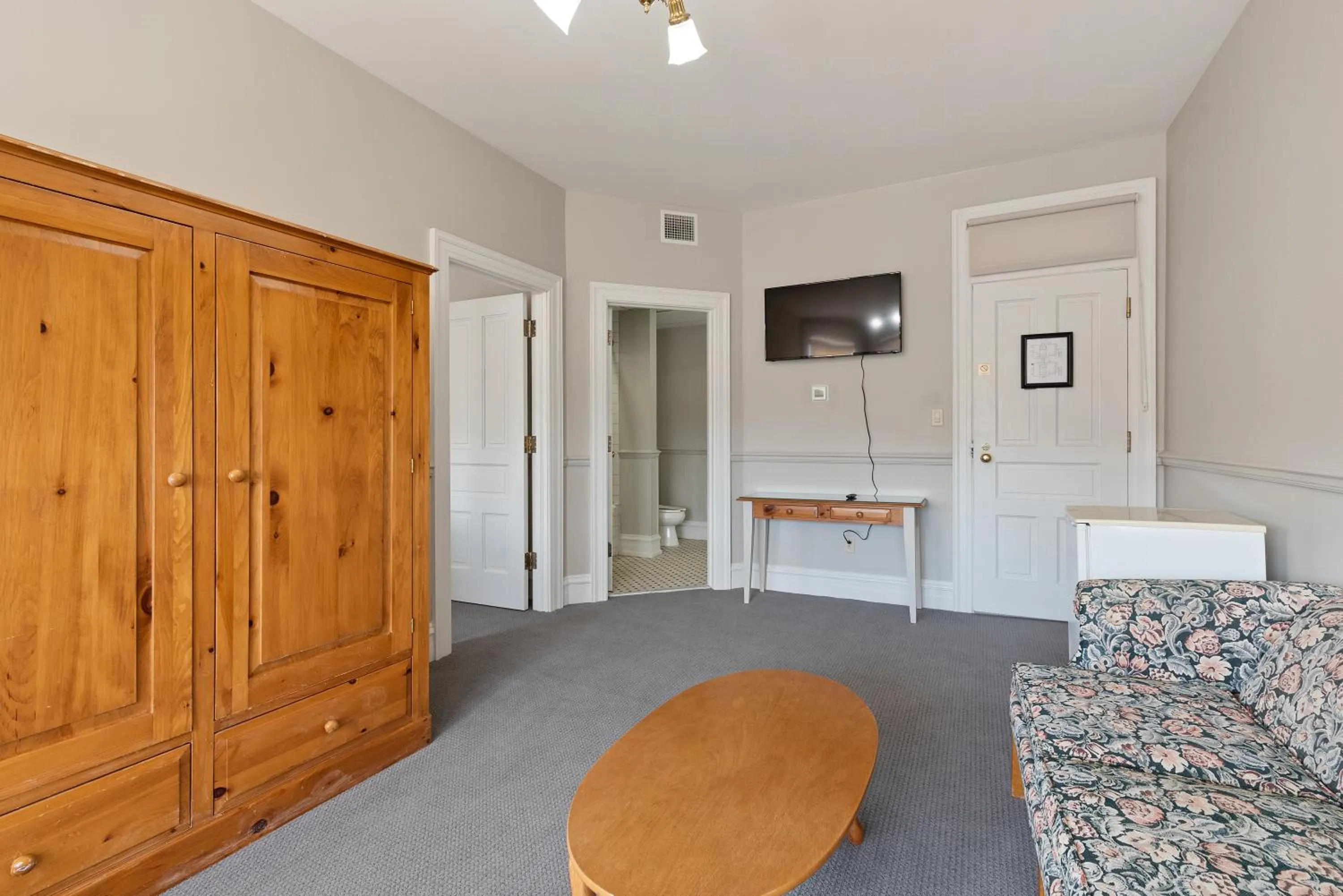 Communal lounge/ TV room in The Audubon Inn LLC