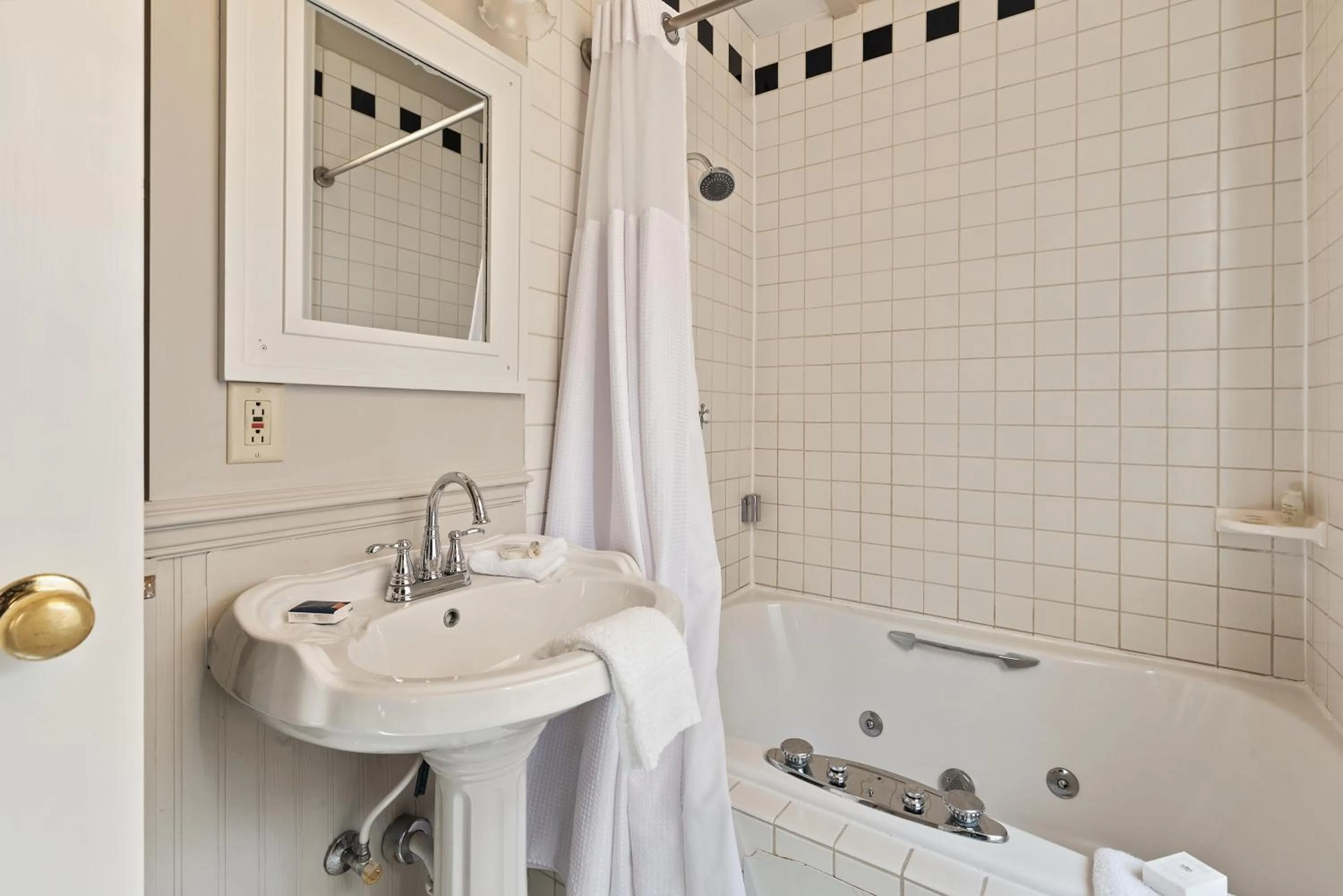Bathroom in The Audubon Inn LLC