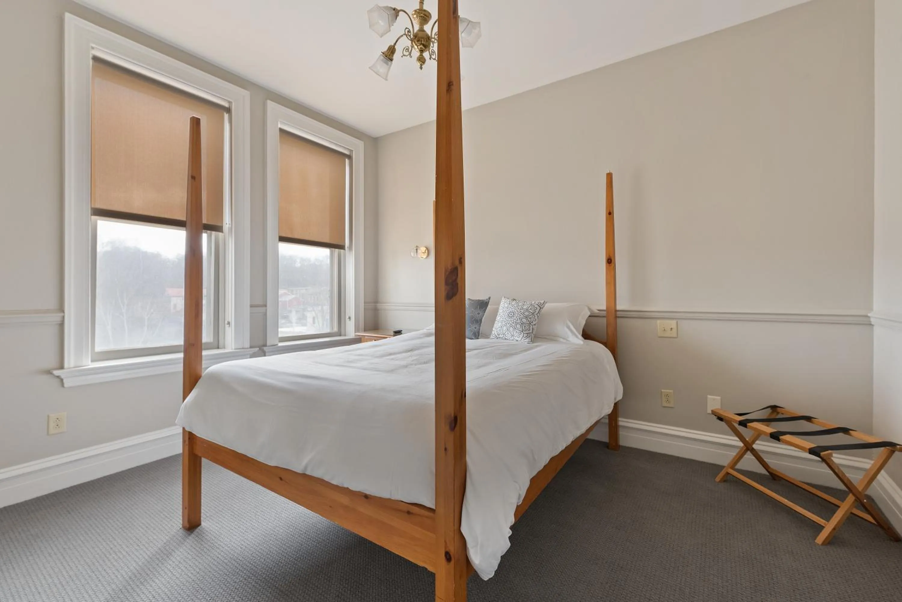 Bed in The Audubon Inn LLC