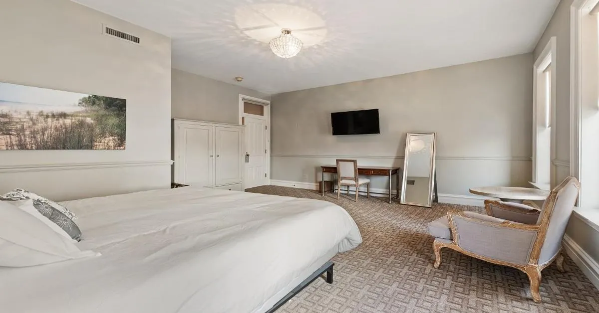 Bed in The Audubon Inn LLC