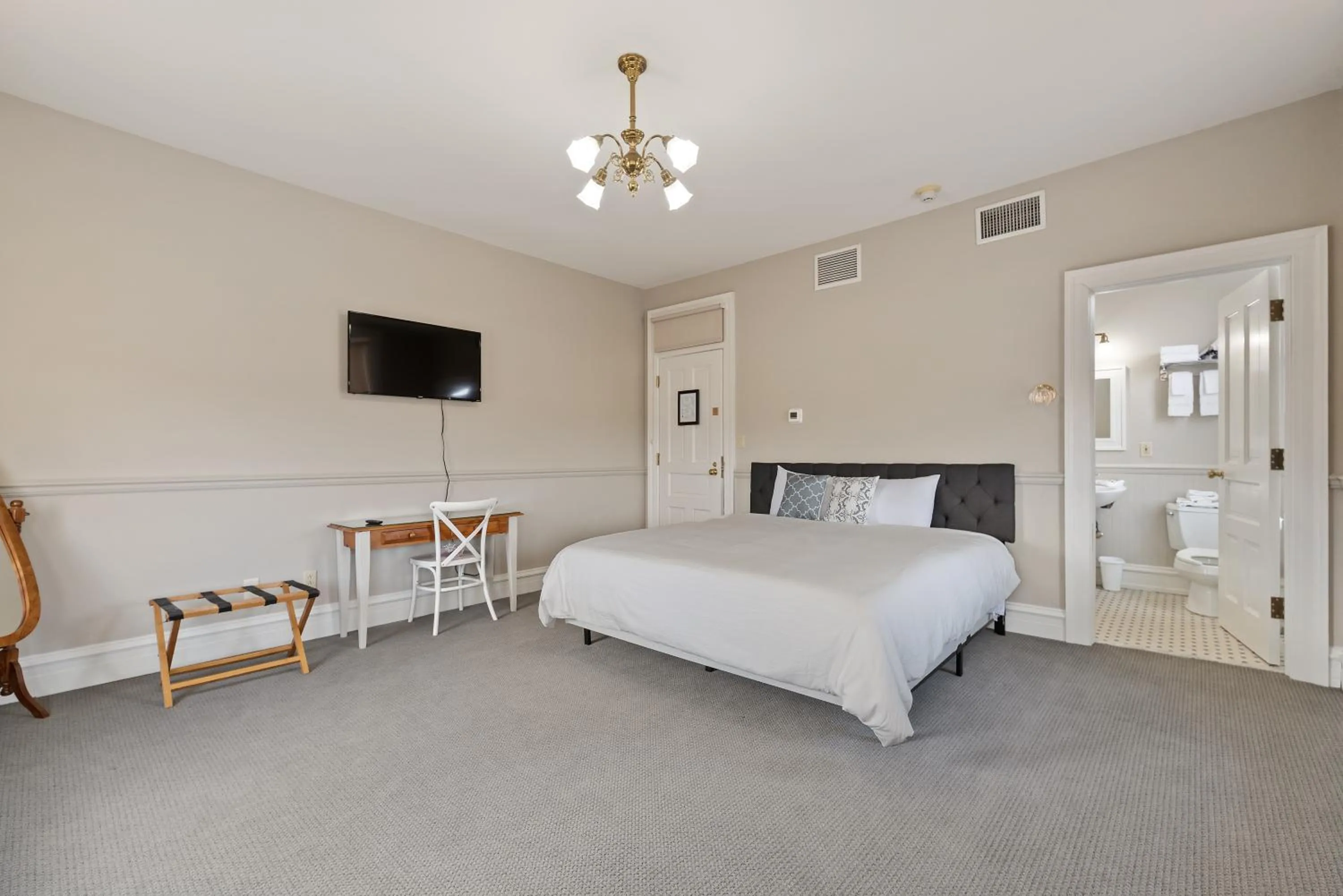 Photo of the whole room, Bed in The Audubon Inn LLC