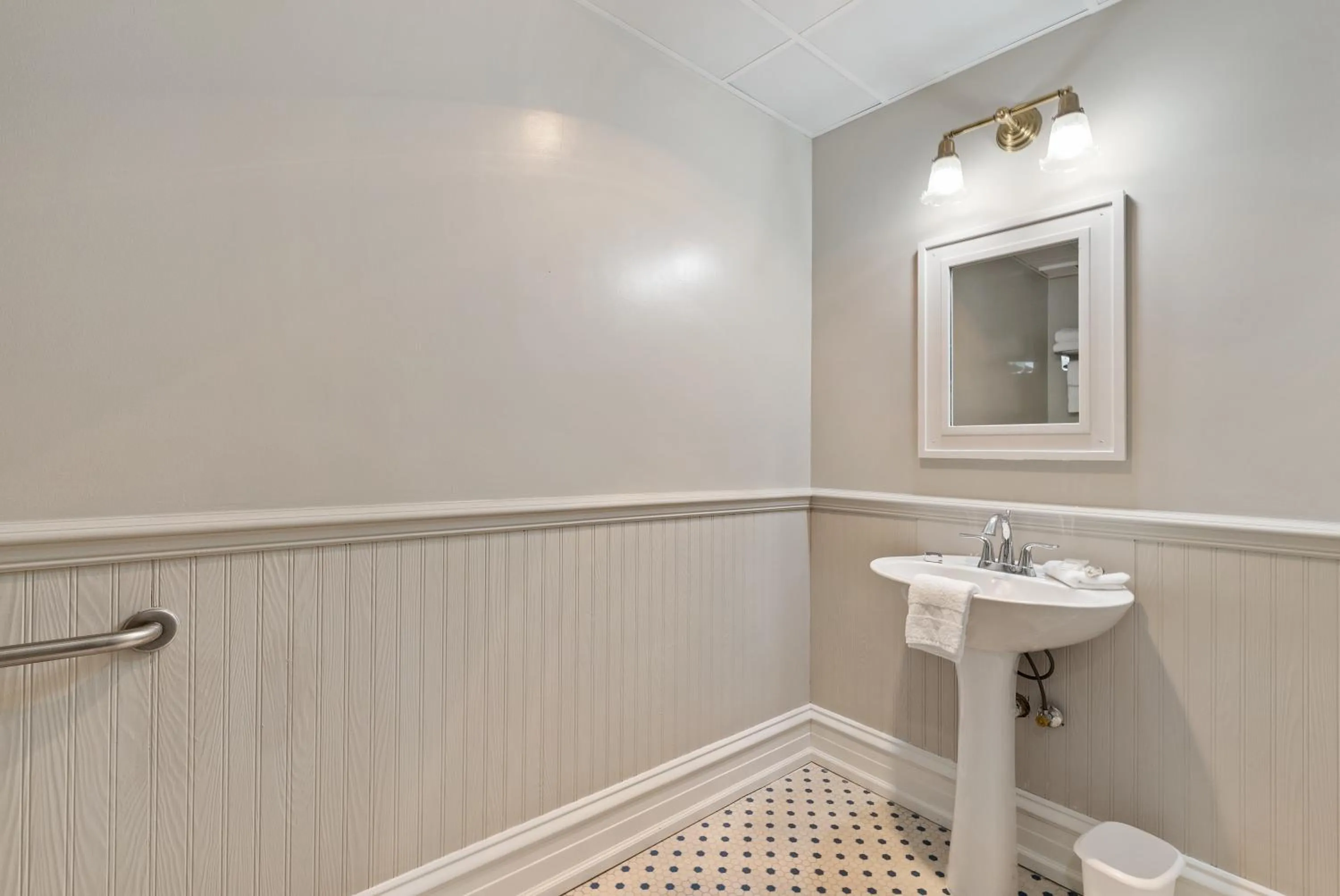 Bathroom in The Audubon Inn LLC
