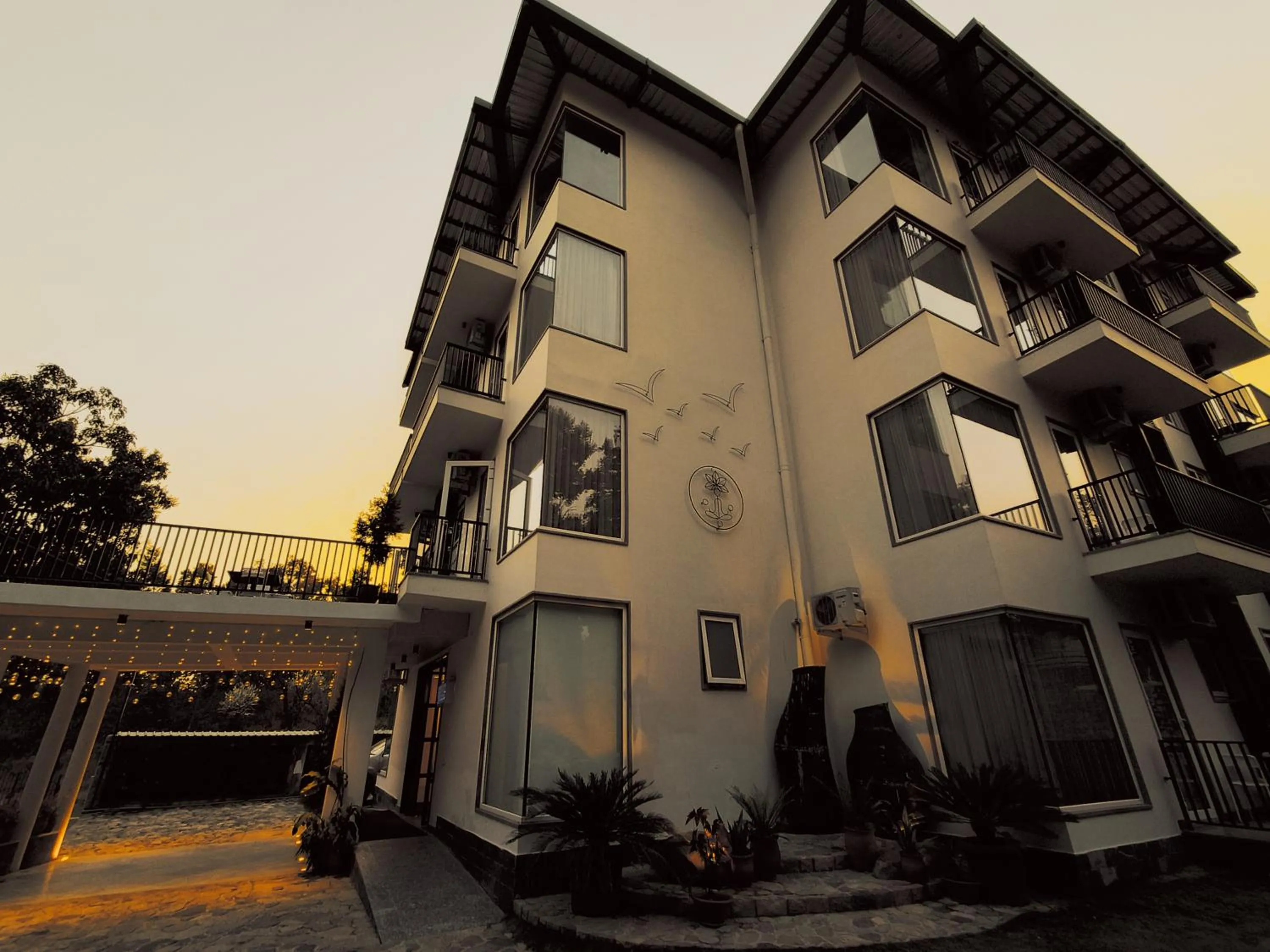 Facade/entrance in Ataraxia Crestmont Resort & Spa