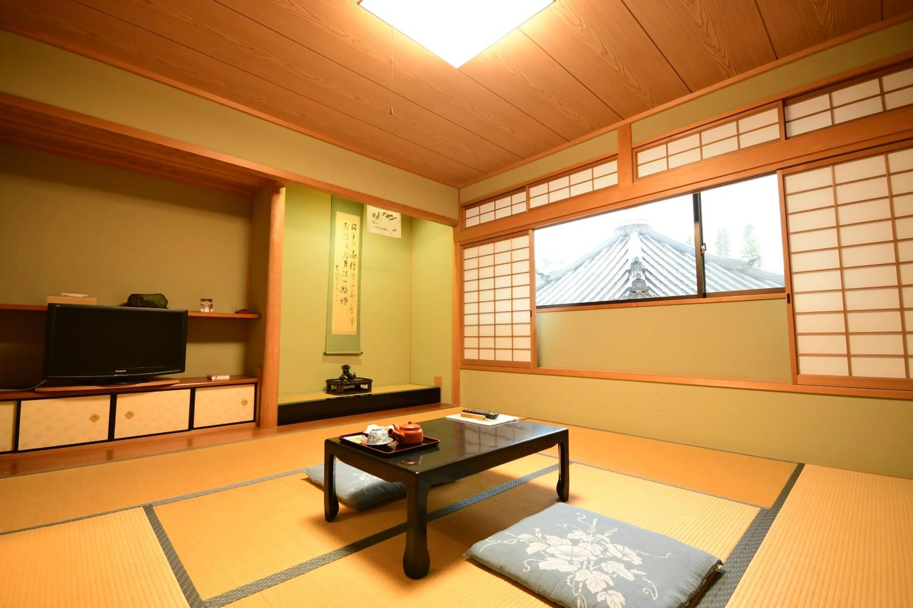 Photo of the whole room in Koyasan Shukubo Fugenin