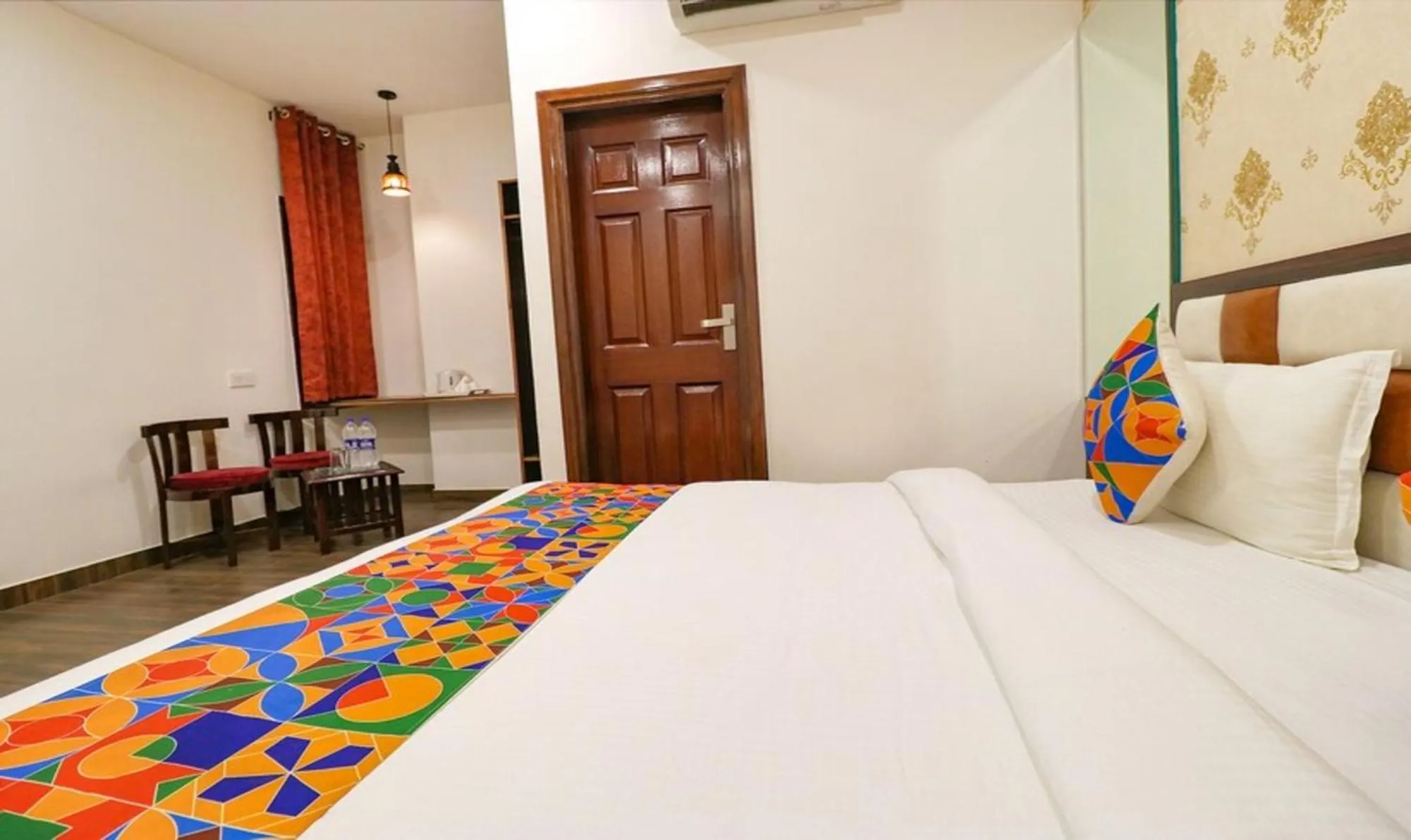 Bed in Hotel California Heights