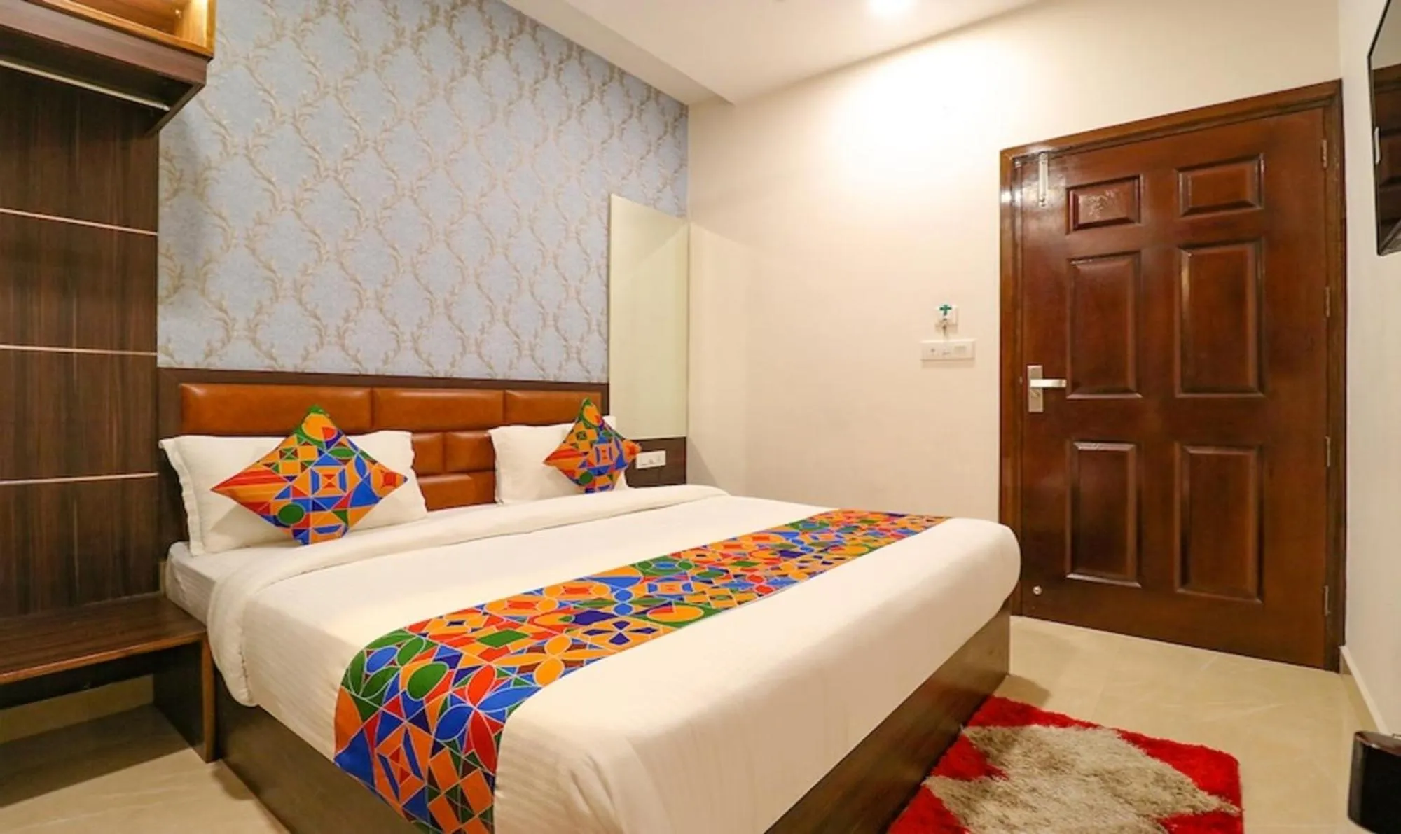 Bed in Hotel California Heights