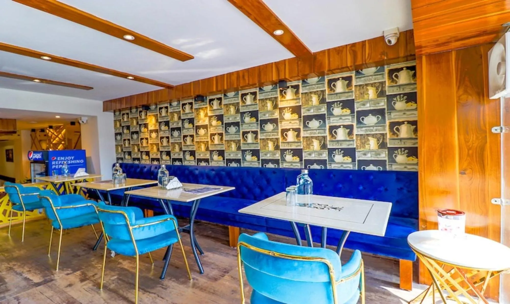 Restaurant/places to eat in Hotel California Heights