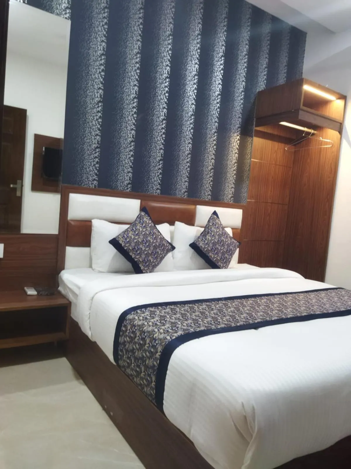 Bed in Hotel California Heights