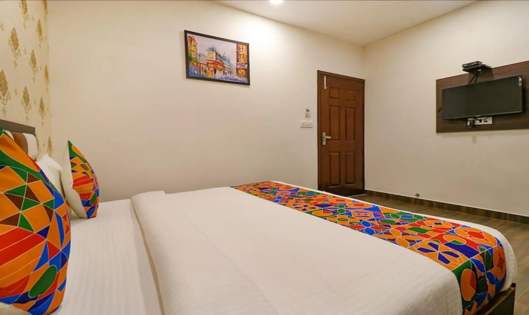 Bed in Hotel California Heights