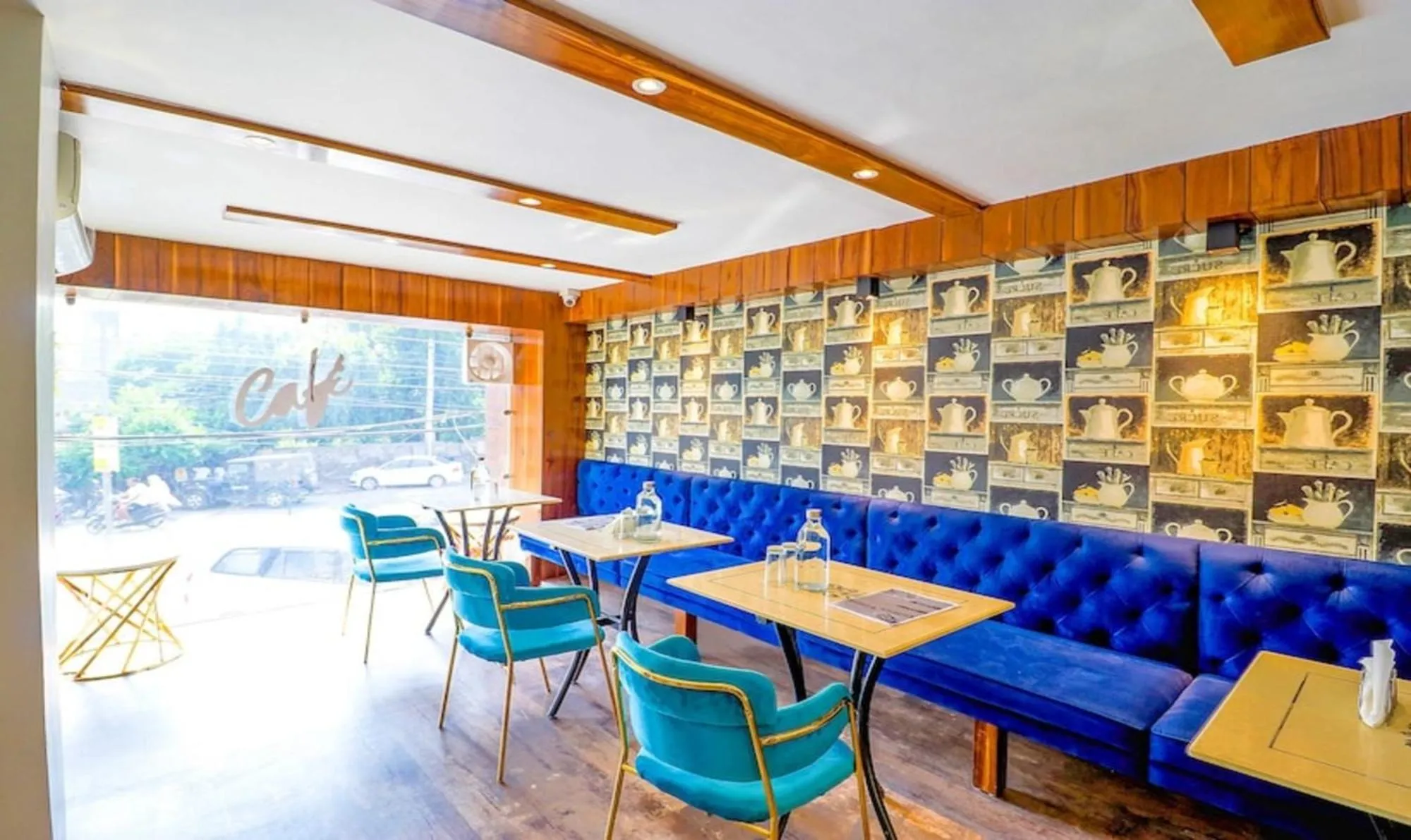 Restaurant/places to eat in Hotel California Heights