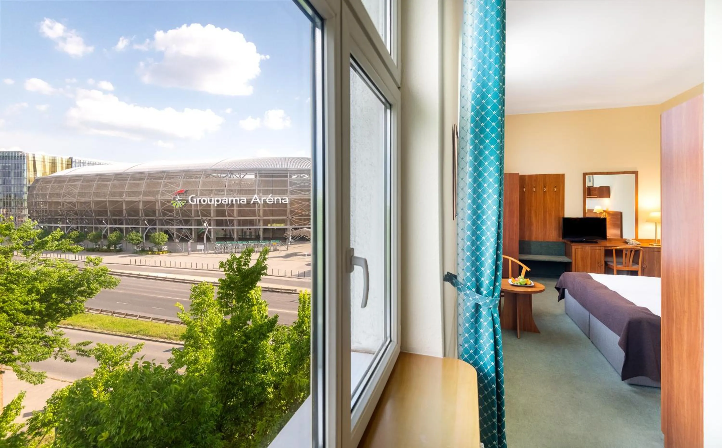 View (from property/room), Bed in Hotel Millennium