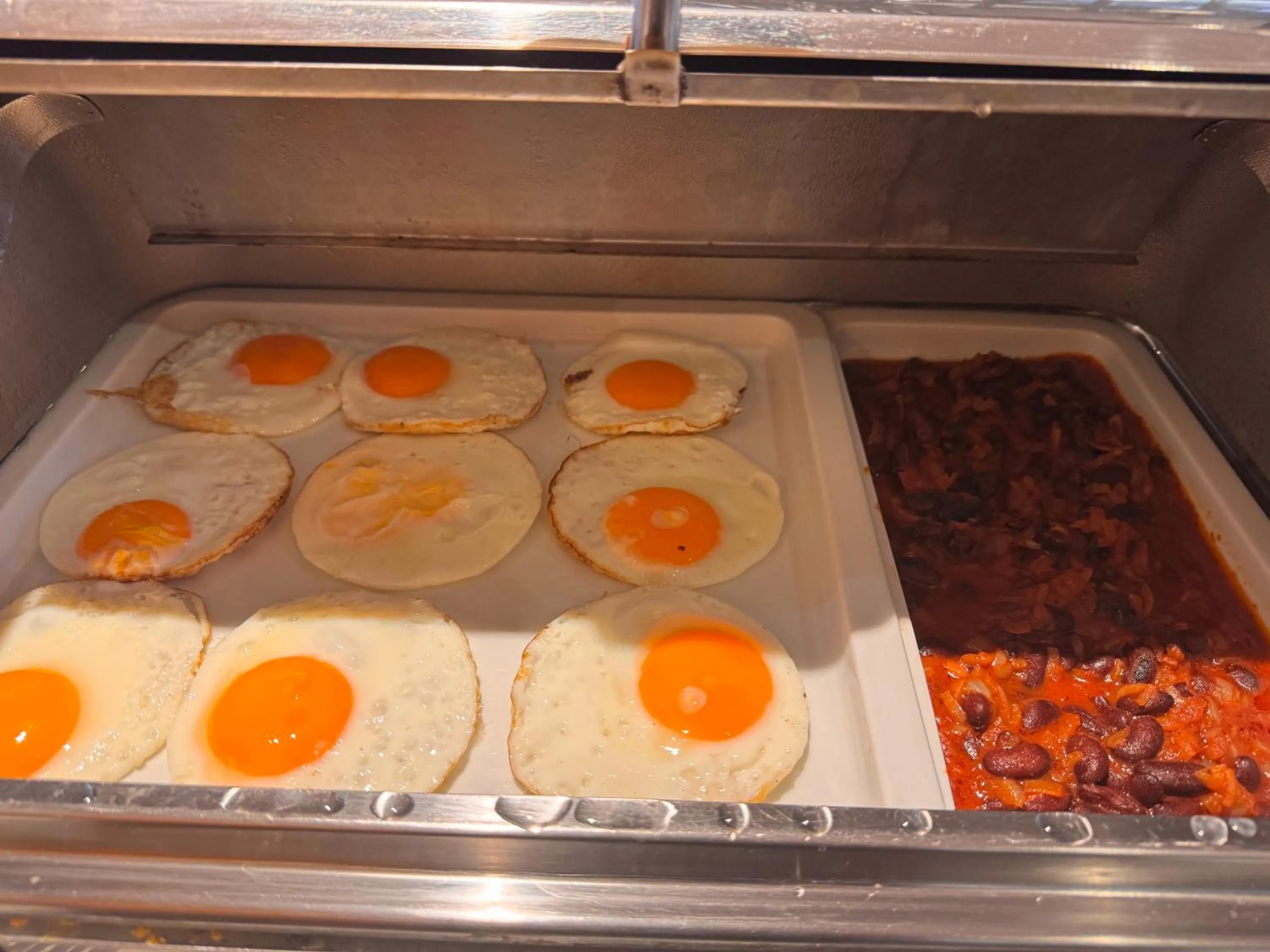 Restaurant/places to eat in Hotel Charles