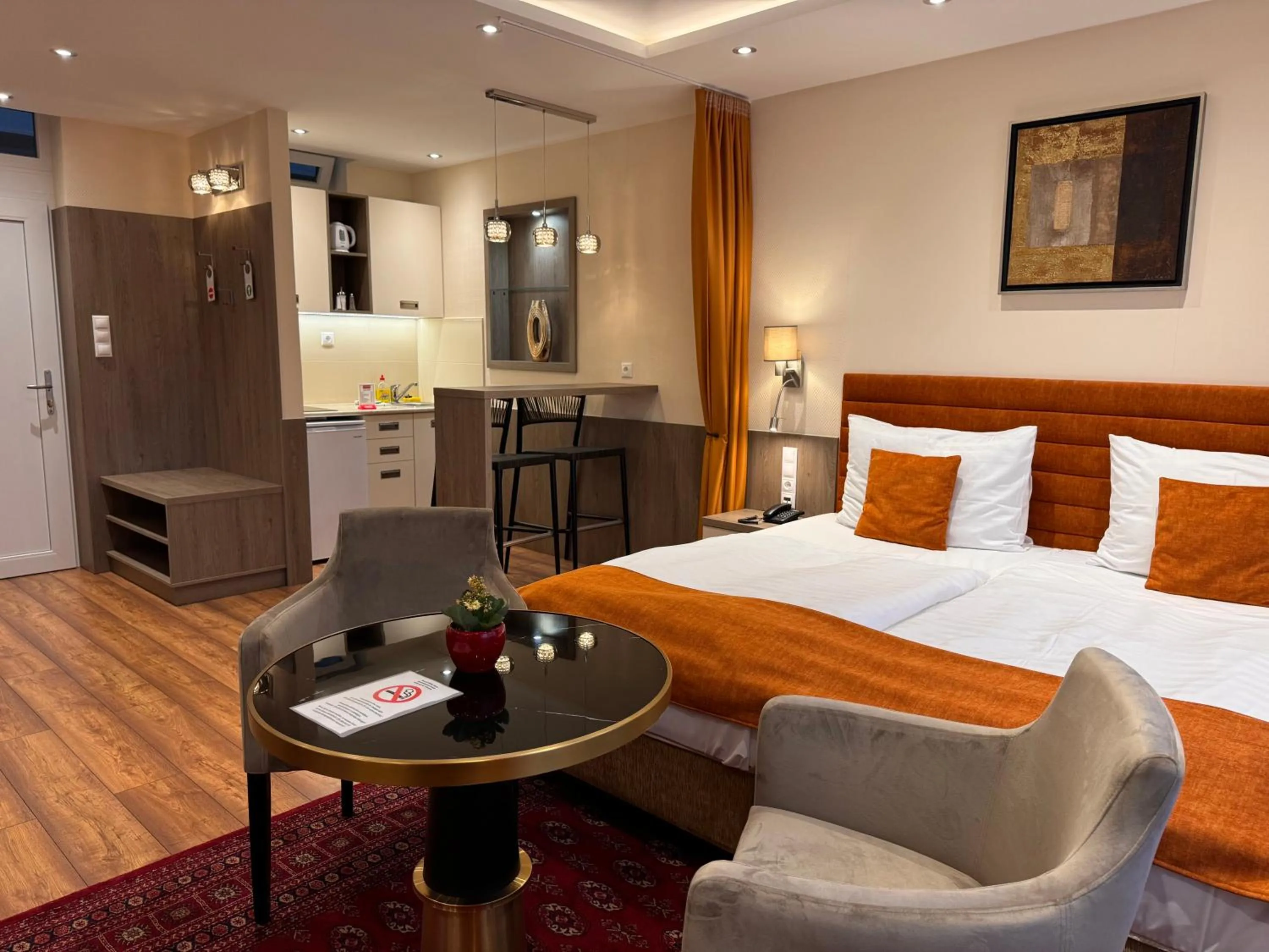 Bedroom, Bed in Hotel Charles