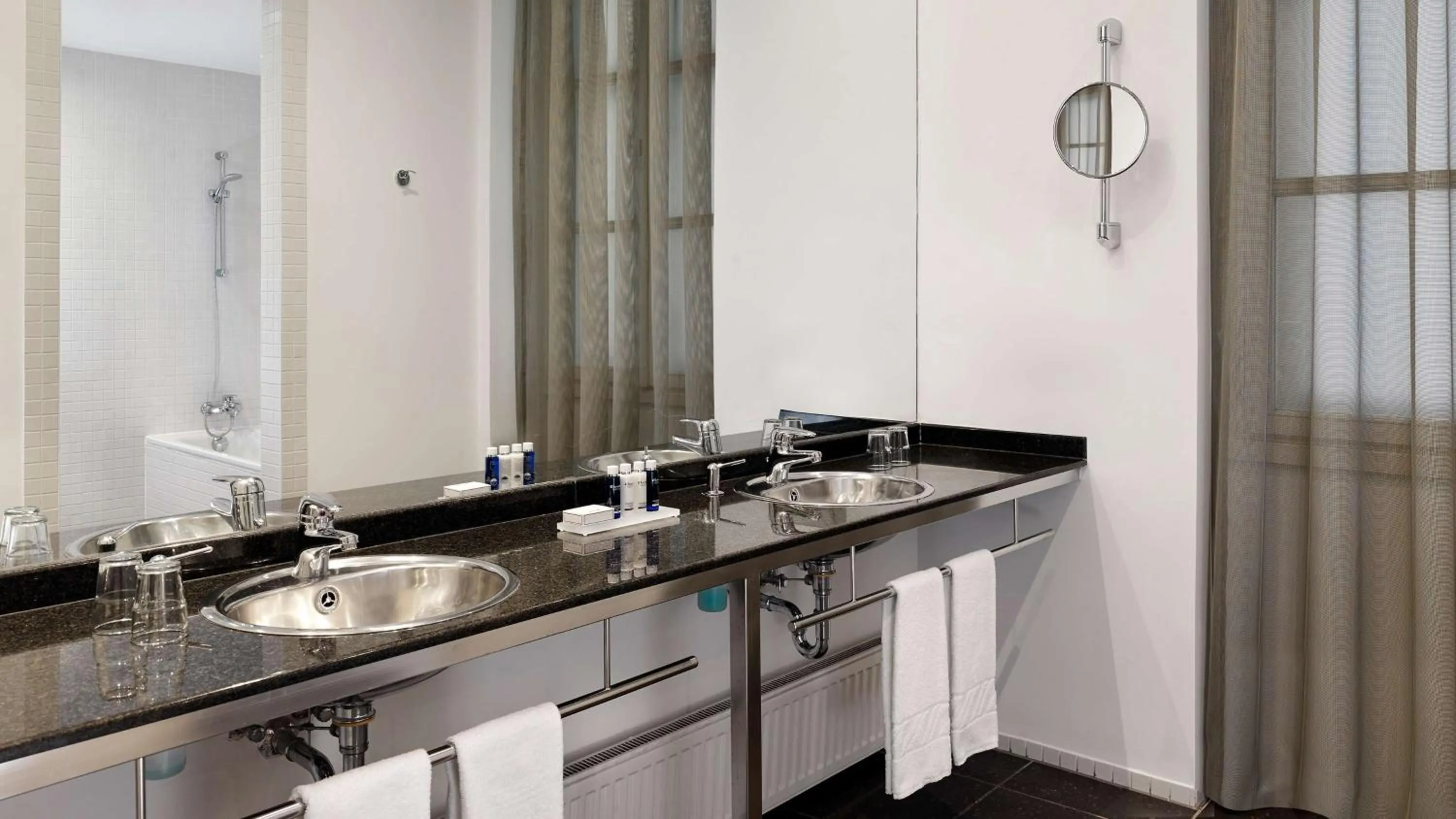 Bathroom in Park Plaza Budapest