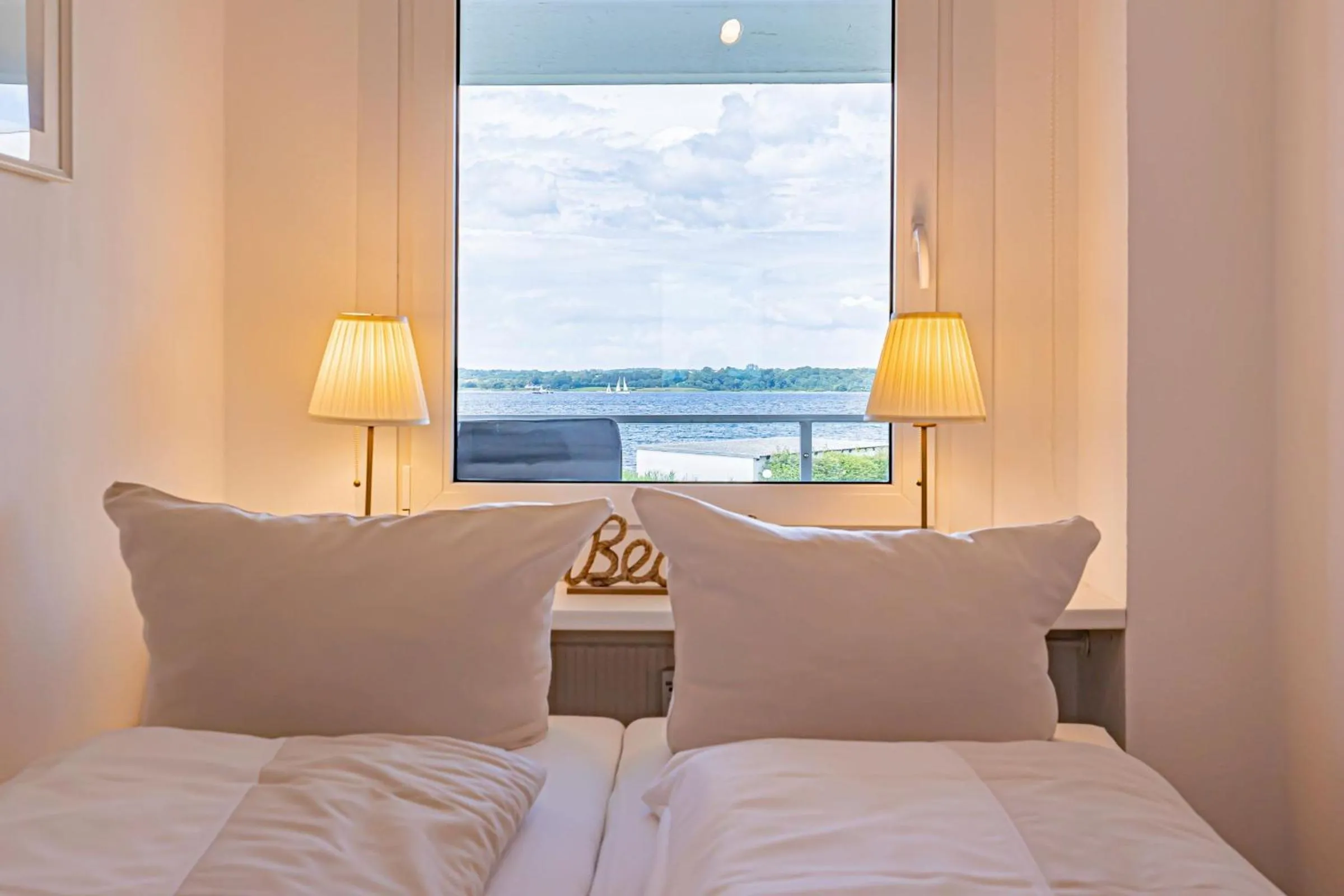 Bedroom, Bed in fewo1846 - MeerSinne - Stilvolle Wohnung mit Balkon und Meerblick