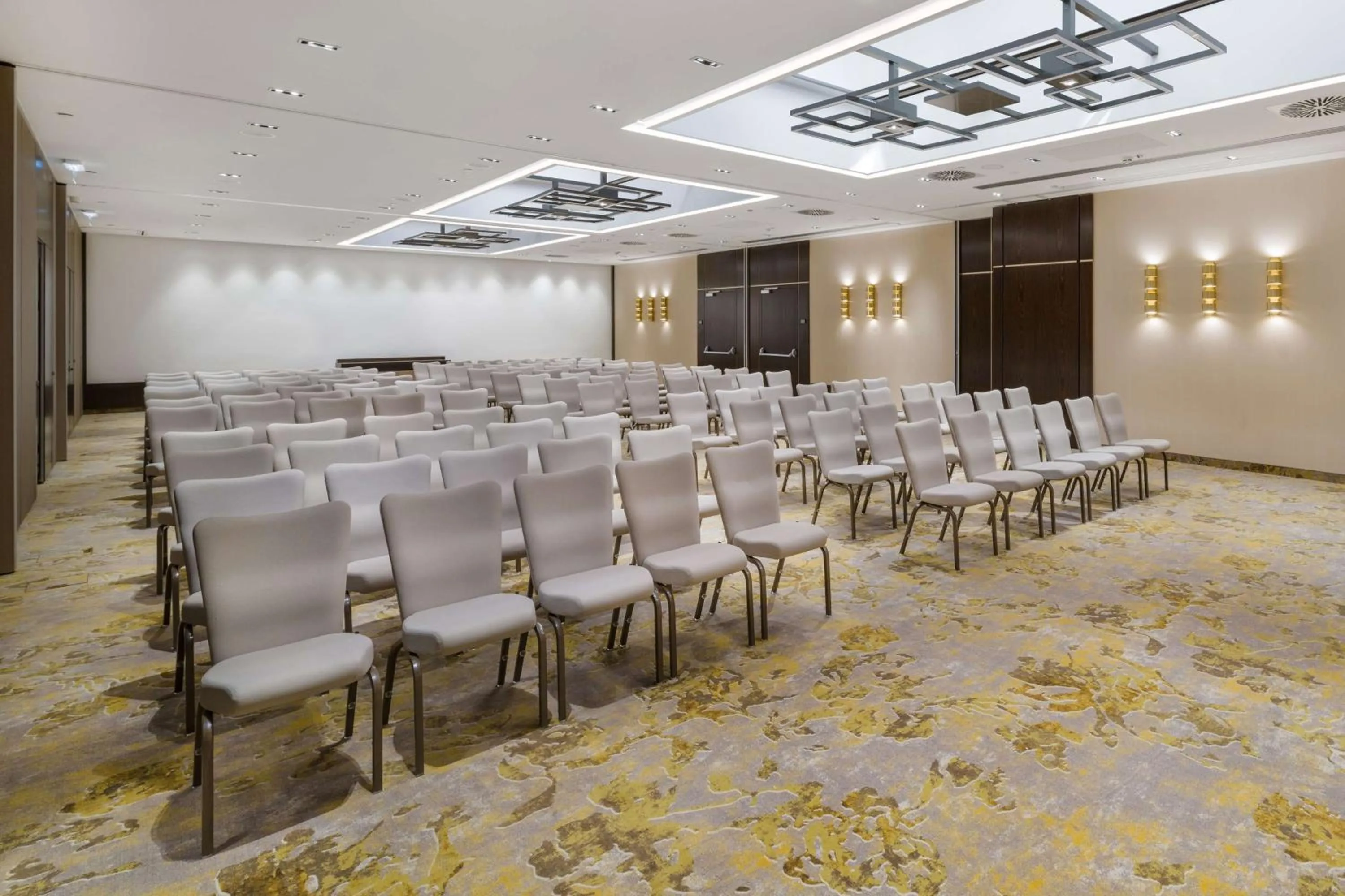 Evening entertainment in Radisson Blu Béke Hotel, Budapest