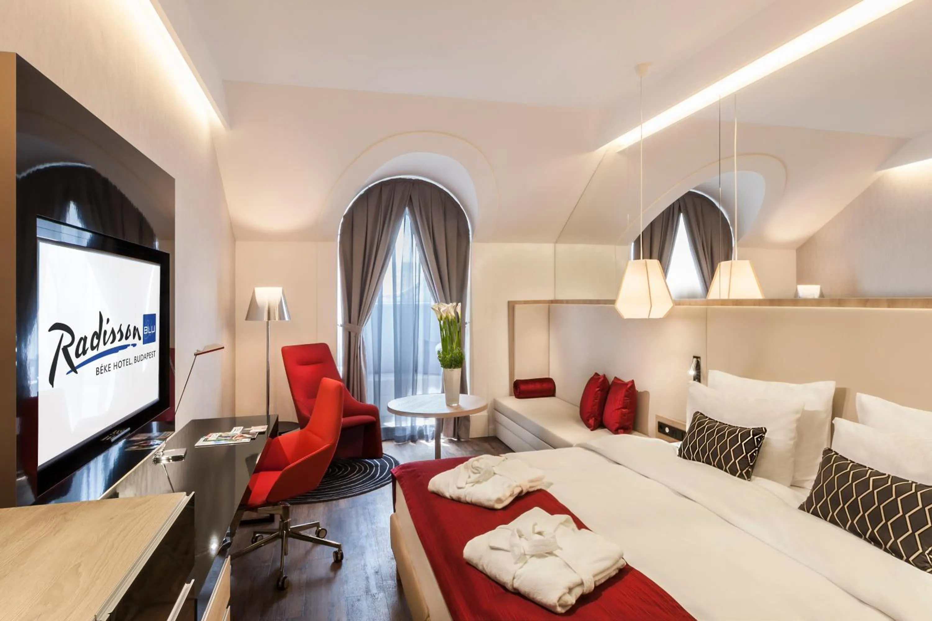 Photo of the whole room, Bed in Radisson Blu Béke Hotel, Budapest