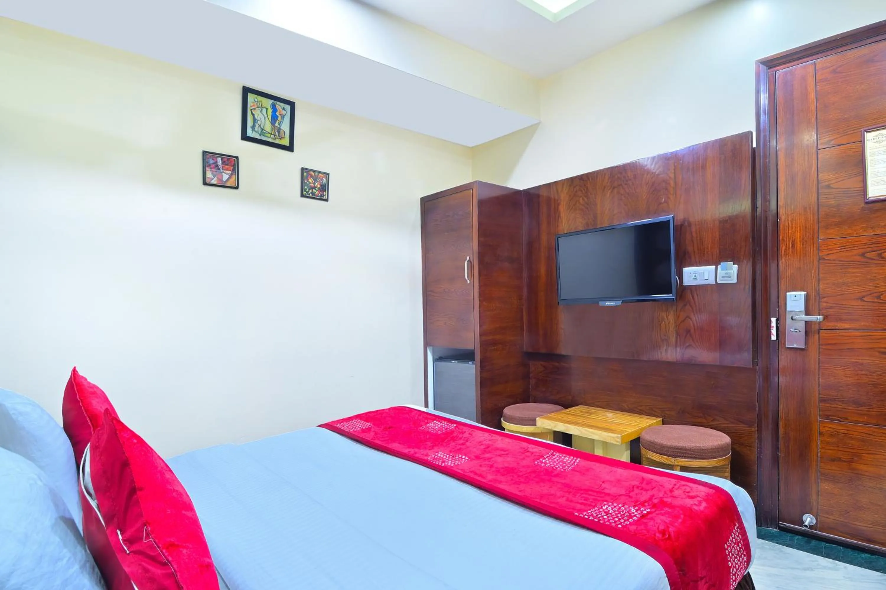 Bedroom, Bed in Hotel Hari Piorko Grand - 2 Min from New Delhi Railway Station