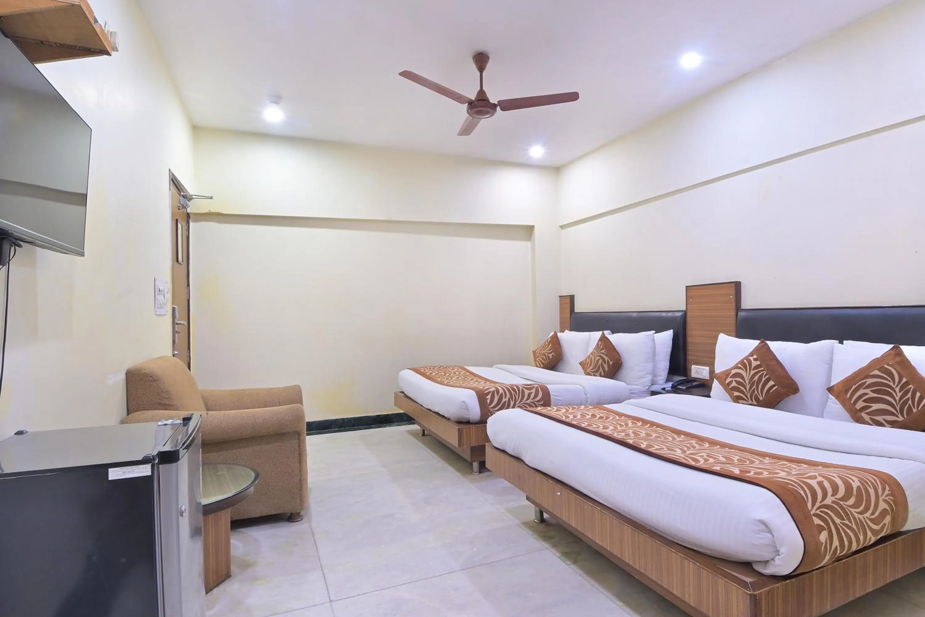 Bedroom, Bed in Hotel Hari Piorko Grand - 2 Min from New Delhi Railway Station